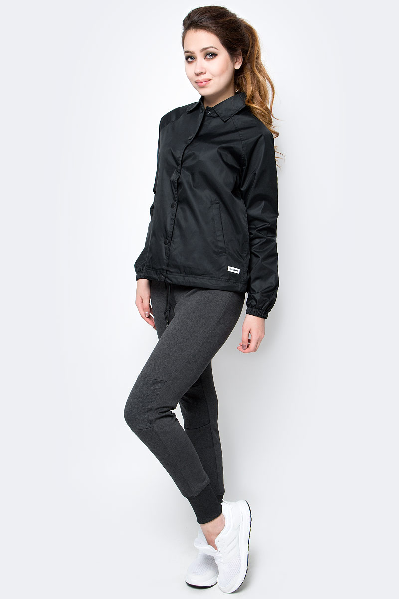Ветровка женская Converse Coaches Jacket, цвет: черный. 10004277001. Размер L (48)10004277001 Ветровка женская Converse Coaches Jacket, цвет: черный. 10004277001. Размер L (48)10004277001Женская ветровка Converse изготовлена из качественного нейлона. Модель с длинными рукавами и отложным воротничком застегивается на кнопки. По бокам расположены карманы, низы рукавов дополнены резинками.