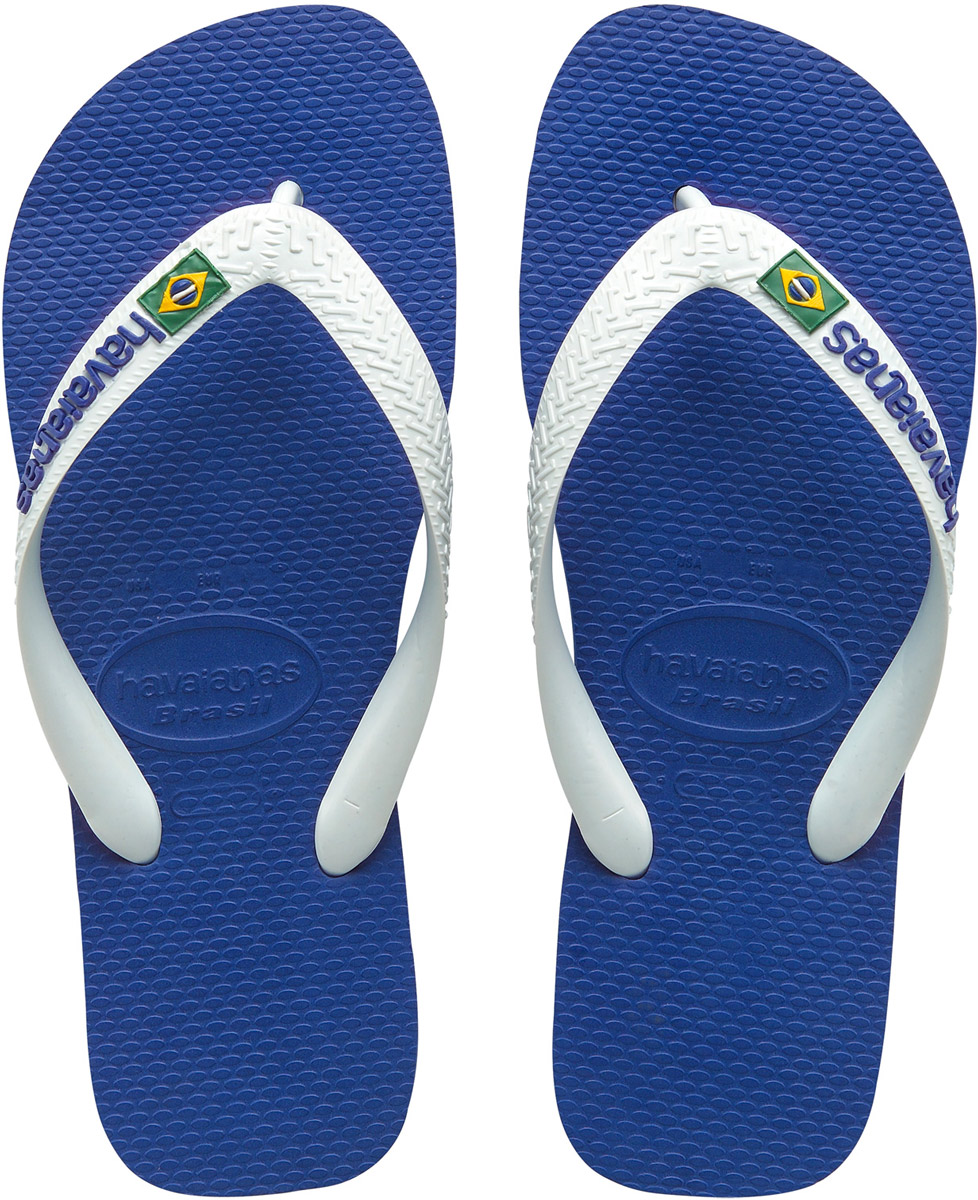 Сланцы мужские Havaianas Brasil Logo, цвет: синий, белый. 41108502711. Размер 39/40 (40/41)4110850-2711 Сланцы мужские Havaianas Brasil Logo, цвет: синий, белый. 41108502711. Размер 39/40 (40/41)4110850-2711Модные мужские сланцы Brasil Logo от Havaianas придутся вам по душе. Верх модели, выполненный из резины, оформлен рельефным орнаментом, названием бренда и изображением флага Бразилии. Ремешки с перемычкой гарантируют надежную фиксацию модели на ноге. Подошва выполнена из материала ЭВА и оформлена контрастными полосками. Рифление на верхней поверхности подошвы предотвращает выскальзывание ноги. Рельефное основание подошвы обеспечивает уверенное сцепление с любой поверхностью. Удобные сланцы прекрасно подойдут для похода в бассейн или на пляж.