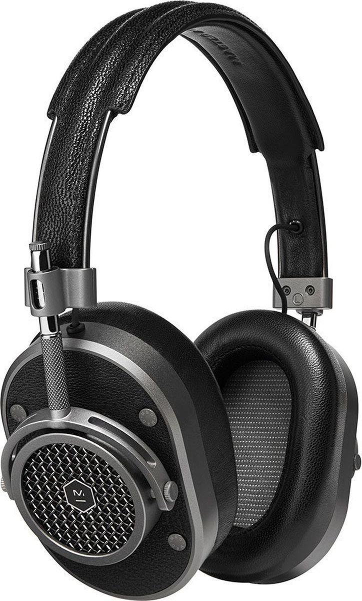 Master & Dynamic MH40G1 наушники15119130 Master & Dynamic MH40G1 наушники15119130Master & Dynamic MH40G1 - качественные полноразмерные наушники, которые имеют великолепный звук и отличную шумоизоляцию. Данная модель сделана из качественных материалов (нержавеющая сталь, алюминий, два вида кожи) и оснащена излучателями на неодимовых магнитах диаметром 45 мм. Сменные амбушюры изготовлены из запоминающего форму материала. В комплект входит съемный кабель 3,5 мм с микрофоном и пультом, а также переходник на 6,3 мм.