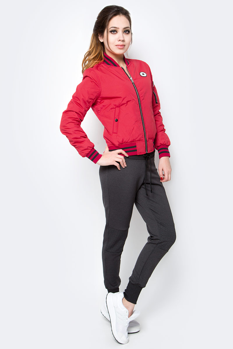 Куртка женская Converse Core Reversible MA-1 Bomber, цвет: красный. 10003541934. Размер S (44)10003541934 Куртка женская Converse Core Reversible MA-1 Bomber, цвет: красный. 10003541934. Размер S (44)10003541934Женская куртка Converse изготовлена из качественного полиэстера. Модель с длинными рукавами и воротничком-стойкой застегивается на молнию. По бокам расположены карманы, низ куртки и рукава дополнены резинками.