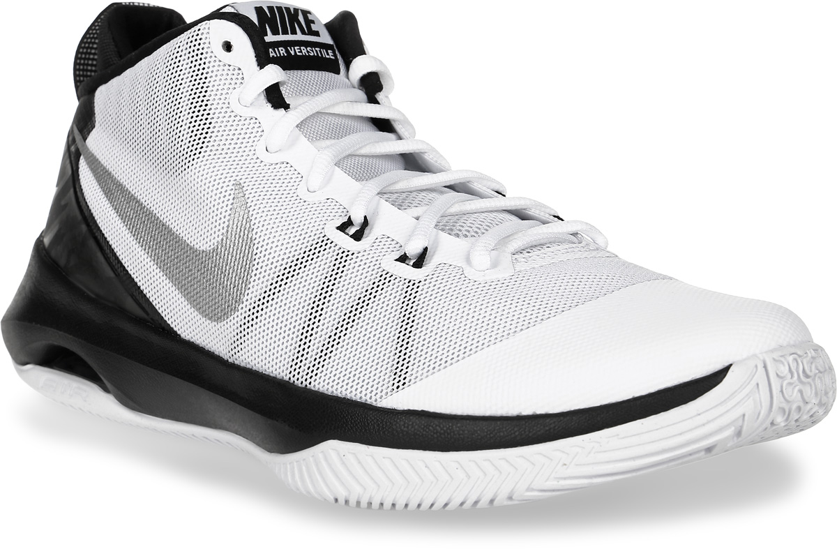Кроссовки для баскетбола мужские Nike Air Versitile, цвет: белый, черный. 852431-100. Размер 13 (47,5)852431-100 Кроссовки для баскетбола мужские Nike Air Versitile, цвет: белый, черный. 852431-100. Размер 13 (47,5)852431-100Кроссовки для баскетбола Air Versitile от Nike выполнены из легкого дышащего текстиля с поддерживающими полимерным накладками. Шнуровка надежно зафиксируют модель на ноге. Текстильная подкладка и стелька Solarsoft комфортны при движении. Воздушная подушка Max Air обеспечивает защиту от ударных нагрузок. Износостойкая подошва из материала Phylon для амортизации и надежного сцепления с поверхностью.