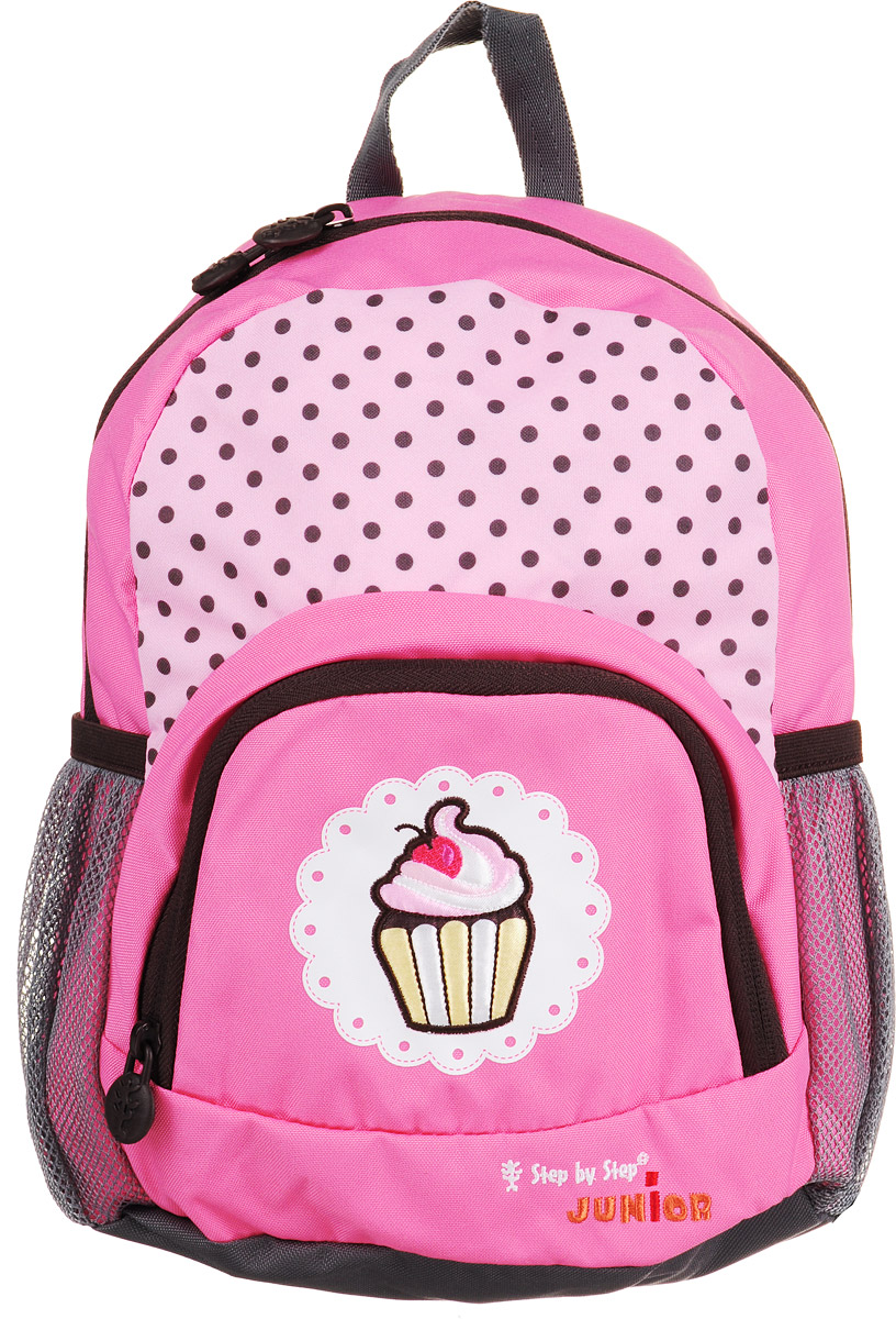 Hama Рюкзак дошкольный Dressy Sweet Cake138406 Hama Рюкзак дошкольный Dressy Sweet Cake138406Дошкольный рюкзак Hama Dressy Sweet Cake - это идеальная модель, разработанная специально для дошкольников.Рюкзак имеет одно внутреннее отделение, закрывающееся на застежку-молнию с двумя бегунками. Внутри отделения находится открытый карман на резинке. На лицевой стороне рюкзака имеется небольшой накладной кармашек на молнии, а по бокам - два открытых сетчатых кармана. В рюкзак превосходно поместятся цветные мелки, книжки-раскраски и игрушки.Изделие оснащено удобной текстильной ручкой для переноски в руке и двумя анатомическими лямками регулируемой длины. Грудное крепление предусмотрено для фиксации лямок на плечах ребенка.