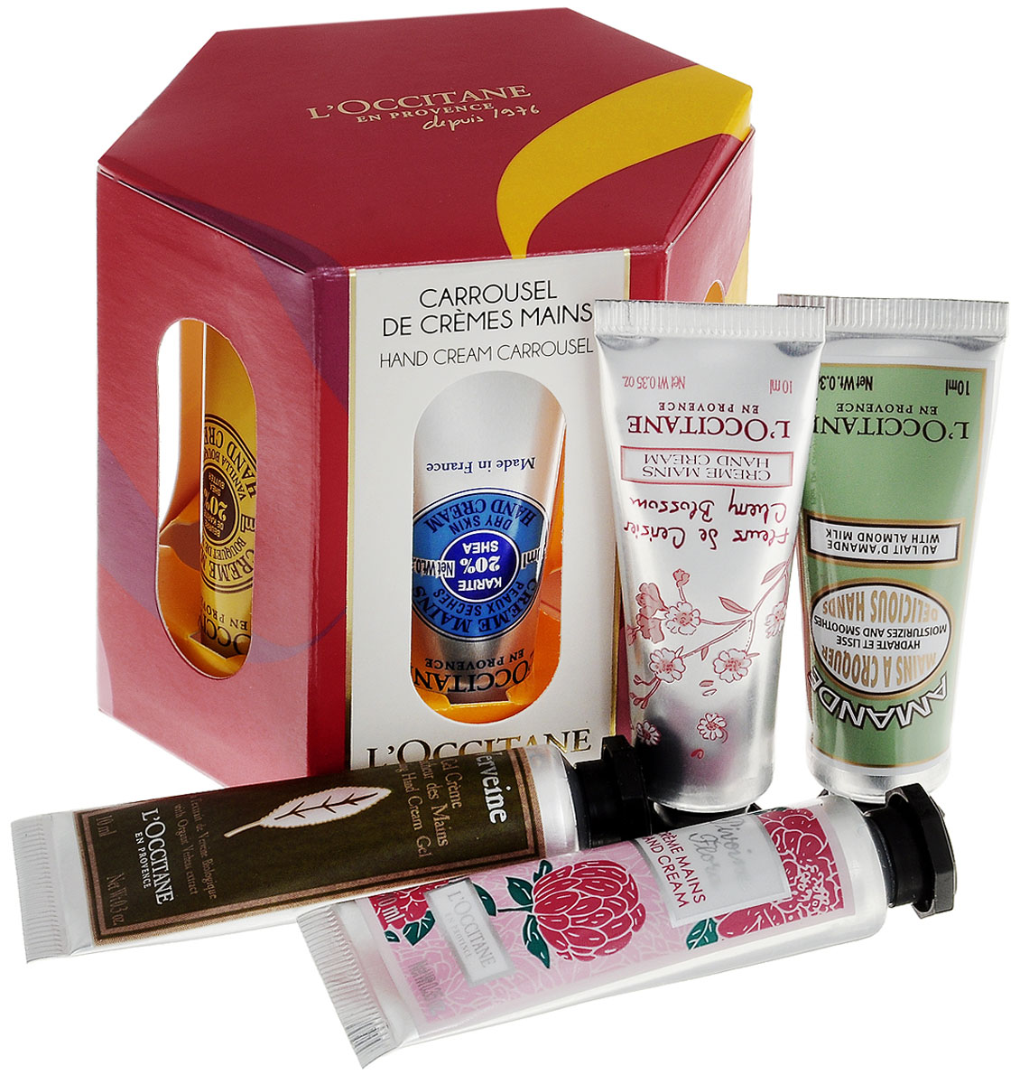 L`Occitane Набор кремов для рук Карусель, 6 шт057064 L`Occitane Набор кремов для рук Карусель, 6 шт057064Крем для рук Карите отлично смягчает кожу, благодаря 20%-ному содержанию масла карите (масла дерева Ши), мёду и экстракту сладкого миндаля. А экстракты жасмина и иланг-иланга придают коже изысканный лёгкий аромат. Крем Карите для рук отлично впитывается, заживляет и защищает сухую/обезвоженную кожу. Антиоксидант витамин Е способствует питанию кожи рук. Благодаря своим свойствам данный продукт многие считают идеальным кремом для рук для мужчин.; Питательная формула, обогащенная миндальным молочком и протеинами, восстанавливает, смягчает и разглаживает кожу рук. И еще одним безоговорочным достоинством станет миндальный аромат, который окутает и ваши ладошки и пальчики.;Масло карите (2%), глицерин (4%) и витамин Е, питают, смягчают и защищают кожу рук от внешних воздействий. Обладает приятным ароматом. Лёгкая текстура. Быстро впитывается.; Крем для рук «Пион», обогащенный маслом карите, смягчает кожу рук и придает ей тонкий цветочный аромат пионов. Крем быстро впитывается, ухаживает и защищает кожу рук.;Экстракты жасмина и иланг-иланга придают коже изысканный легкий аромат. Крем Карите для рук отлично впитывается, заживляет и защищает сухую/обезвоженную кожу. Антиоксидант витамин Е способствует питанию кожи рук.; Уникальный матирующий гель-крем. Обогащенный органическим экстрактом вербены и тапиоки, успокаивает руки, оставляя их сухими и охлажденными. Аромат вербены, апельсина, герани и лимонного дерева подойдет мужчинам и женщинам.Объем кремов: 10 мл.