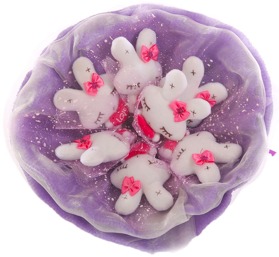 Букет из игрушек Toy Bouquet Зайчата, цвет: фиолетовый, 7 игрушекRW004-7-43 Букет из игрушек Toy Bouquet Зайчата, цвет: фиолетовый, 7 игрушекRW004-7-43Букет из 7 милых зайчиков белого цвета упакован в мягкую струящуюся органзу с добавлением флористической сетки, перевязан широкой атласной лентой с добавлением серебристой парчовой тесьмы.Мягкие игрушки, оформленные в букет – приятный подарок для любимой, для мамы, подруги или для ребенка. Оригинальные букеты торговой марки Toy Bouquet из мягких игрушек прекрасно подойдут для многих праздников: День Святого Валентина, 8 марта, день рождения, выпускной, а также на другие памятные даты или годовщины.