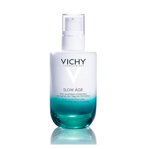VICHY Slow Age Укрепляющий уход для коррекции признаков старения на разных стадиях формирования, 50 млM9101500 VICHY Slow Age Укрепляющий уход для коррекции признаков старения на разных стадиях формирования, 50 млM9101500Slow Age флюид разработан для всех типов кожи. Оказывает укрепляющее воздействие против признаков старения: морщины, неровная текстура, потеря упругости, пигментные пятна, тусклый цвет лица. - Корректирует признаки старения на разных стадиях их формирования: от тех, которые только зарождаются, до тех, которые уже проявились на поверхности кожи.- Антиоксидант BAICALIN в сочетании с общепризнанными антиоксидантами витаминами С и Е способствует нейтрализации процессов окисления в коже.- Пробиотик BIFIDUS снижает чувствительность и укрепляет защитный барьер кожи, тем самым усиливая сопротивляемость воздействию внешних факторов.- Минерализирующая термальная вода VICHY, обогащенная 15 минералами, нормализует рН-баланс и укрепляет межклеточные связи в коже.- SPF 25 – фильтр защиты от УФ-излучения. Эффективность:Увлажняет и защищает кожу, она выглядит сияющей - МгновенноКорректирует признаки старения на разных стадиях их формирования: от зарождающихся до появившихся морщин, от неровного тона до пигментных пятен, от снижения эластичности до потери плотности кожи - День за днемВаша кожа сильная, она легче сопротивляется воздействию внешних факторов. Развитие признаков старения постепенно замедляется, Вы выглядите молодо - Через два месяца