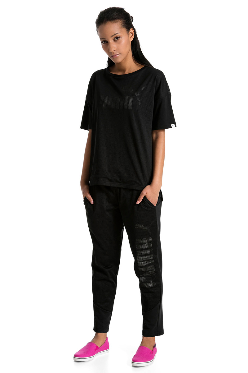 Футболка женская Puma Pwr Swagger Tee W, цвет: черный. 59078501. Размер S (42/44)59078501 Футболка женская Puma Pwr Swagger Tee W, цвет: черный. 59078501. Размер S (42/44)59078501Футболка Puma Pwr Swagger Tee W из высококачественного материала декорирована набивным рисунком c прорезиненными деталями. Ворот отделан тесьмой с символикой из светоотражающего материала. Спереди имеются аппликации, а сзади вставки из сетчатого материала. Удлиненный сзади, закругленный подол надежно закрывает поясницу и создает привлекательный силуэт. Кроме того, он отделан тесьмой из светоотражающего материала. Свободный покрой изделия подчеркнут спущенным плечом.