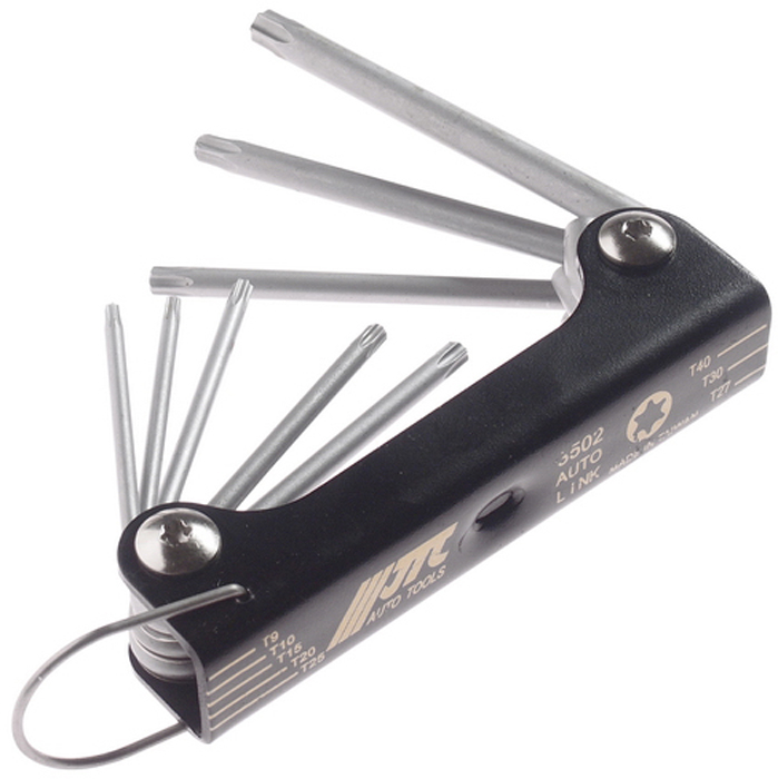 JTC Набор ключей TORX T9-T40, 8 шт. JTC-3502JTC-3502 JTC Набор ключей TORX T9-T40, 8 шт. JTC-3502JTC-3502Удобный раскладывающийся набор ключей TORX с большим крутящим моментом.Изготовлены из закалённой хром-ванадиевой стали.Размеры: T9, Т10, Т15, Т20, Т25, Т27, Т30, T40. - 8 шт. Количество в оптовой упаковке: 12 шт. и 72 шт. Габаритные размеры: 135/95/35 мм. (Д/Ш/В) Вес: 261 гр.