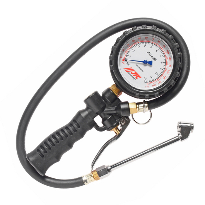 JTC Манометр шинный многофункциональный до 170PSI. JTC-4058LJTC-4058L JTC Манометр шинный многофункциональный до 170PSI. JTC-4058LJTC-4058LМанометр с рукоятью и ручным клапаном. Выполняет три функции: проверка давления, сбрасывает давление до нужного значения, накачивает до нужного значения.Большой (80 мм.) датчик, с функцией вращения на 360°.Длина трубки: 600 мм. Прибор обладает легким весом: 630 гр. Погрешность: до 110psi: +-2psi: более 110psi: +-4psi.Давление: 170psi/12бар (1200кПа). Габаритные размеры: 190/90/40 мм. (Д/Ш/В) Вес: 434 гр.