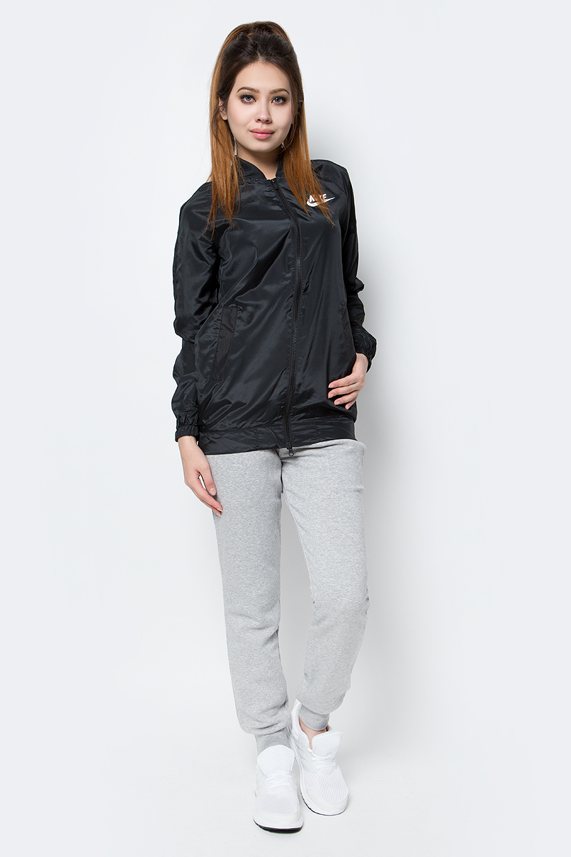 Куртка женская Nike Nsav15 Jkt Wvn, цвет: черный. 829725-010. Размер XS (40/42)829725-010 Куртка женская Nike Nsav15 Jkt Wvn, цвет: черный. 829725-010. Размер XS (40/42)829725-010Женская куртка от Nike выполнена из полиэстера. Модель с трикотажным воротником-стойкой застегивается на застежку-молнию. Рукава покроя реглан не сковывают движений.Два кармана спереди для удобного хранения. Манжеты рукавов присборены на резинки.