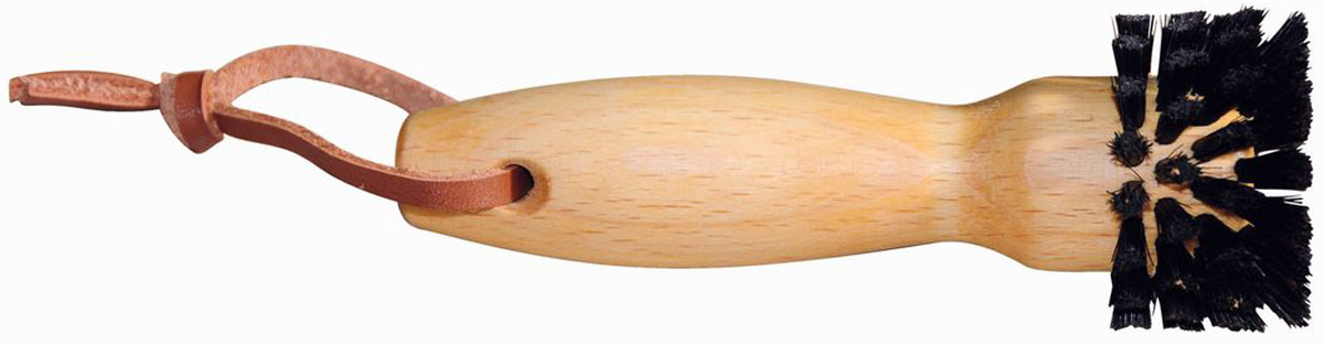 Щетка для розетки Redecker, длина 11,5 см310612 Щетка для розетки Redecker, длина 11,5 см310612Компактная щетка для розеток Redecker, сделанная из промасленной древесины бука и щетины из конского волоса. Щетка для розеток отличается специально продуманной формой, благодаря которой вся процедура уборки будет быстрой и простой в использовании: просто поверните щетку из стороны в сторону и готово.Для получения щетины обычно используют конские волосы с хвоста или гривы. Поскольку конский волос содержит большое количество кератина, он устойчив к воздействию кислот и щелочей, что необходимо для любой щетки для уборки. Таким образом, даже при частом использовании щетки с чистящими и абразивными веществами, риск того, что щетина испортится или деформируется, сводится к нулю.Длина: 11,5 см. Щетка оснащена удобным ремешком на конце для вертикального хранения.