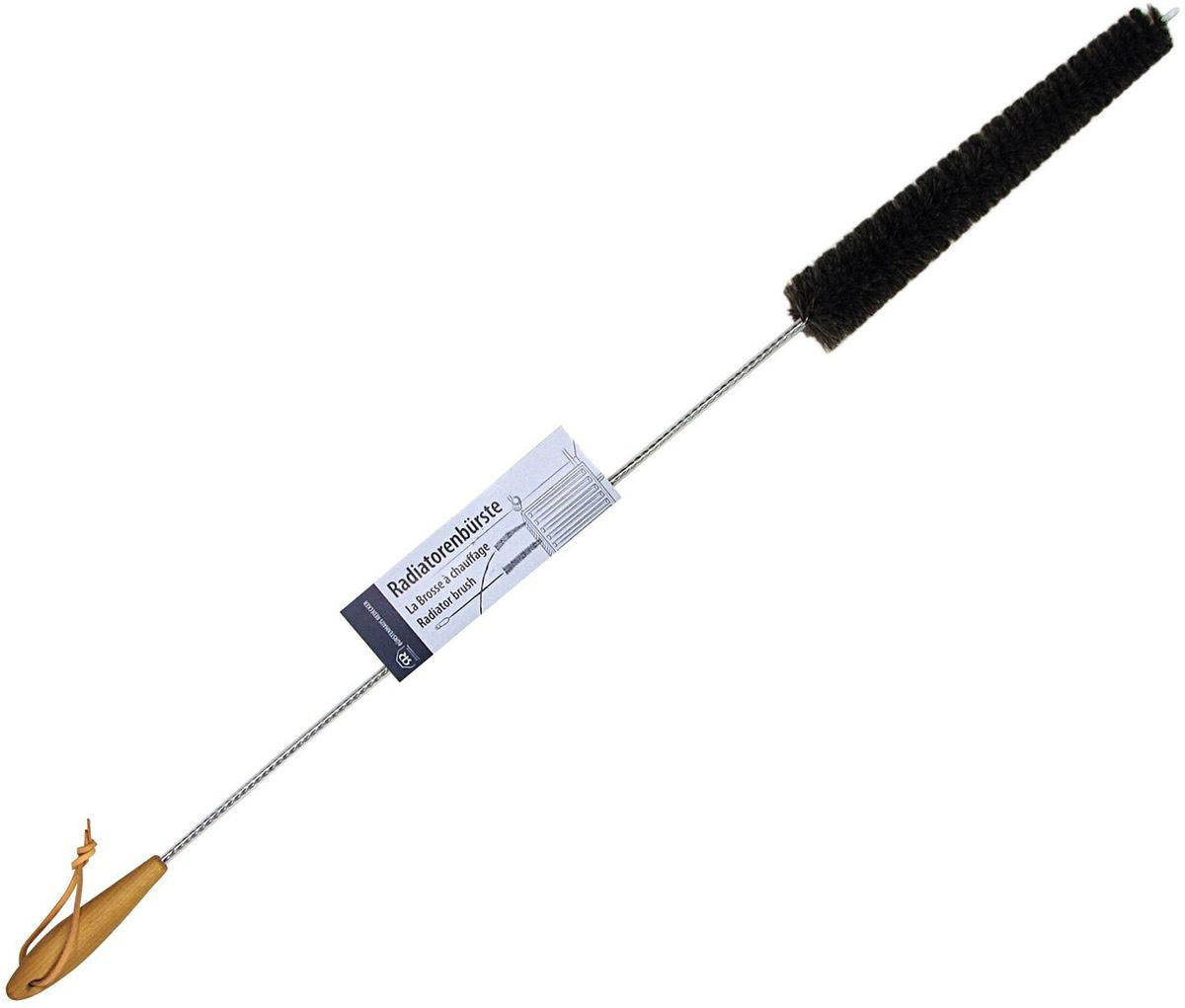 Щетка для радиатора Redecker, 115 см510262 Щетка для радиатора Redecker, 115 см510262Щётка для радиатора - это находка для тех, кто не желает мириться с пылью в самых труднодоступных местах. Она представляет собой ряд щетины из козьего волоса и длинный металлический провод, убранный в прозрачную оболочку, чтобы не оставить царапин на радиаторе во время уборки.Среди всех используемых Redecker материалов шерсть китайской длинношерстной козы является самым мягким и нежным. Её густые «волосы» в основном включаются в состав косметических щёток и расчёсок для малышей. Провод щётки прекрасно гнется, позволяя вам направлять её по ходу движения и добираться до самых узких мест. Благодаря его подвижности можно почистить не только радиатор и подоконник, но и любой зазор между предметами, например, узкую полоску между тумбами или пространство между шкафом и полом.Не нужно разбирать или предварительно подготавливать радиатор к уборке, вся процедура не будет занимать много времени.К деревянной ручке щётки прикреплен кожаный ремешок, позволяющий хранить её вертикально. Длина - 100 см.