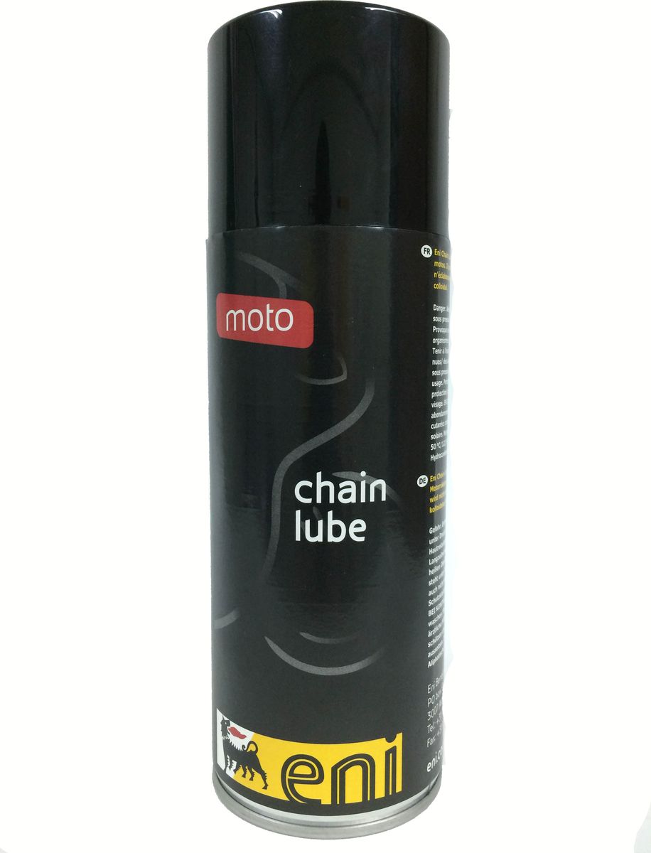 смазка цепи Eni Chain Lube 0,4лEniChainLube0,4 смазка цепи Eni Chain Lube 0,4лEniChainLube0,4Смазка цепи Eni Chain Lube - это специальная смазка для всех типов цепей мотоциклов, а также другой малогабаритной техники и велосипедов. Смазка обладает отличными адгезивными свойствами и обеспечивает надежную защиту цепей от износа при самых высоких нагрузках и скоростях в течение длительного времени без повторного нанесения. Смазка Agip Chain Lube-это специальная смазка для цепей с отличными смазывающими и адгезивными свойствами, благодаря которым очень хорошо снижается потеря мощности.Рекомендуется для смазки всех видов цепей (O-Ring, X-Ring, Z-Ring). После нанесения образуется очень прочная белая пленка, которая великолепно защищает цепи от износа в самых тяжелых условиях эксплуатации. Значительно увеличивает срок службы цепей, шестеренок и других смазываемых частей.