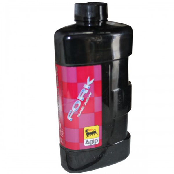 Вилочное масло Eni Fork 7,5w 1л2706 (ПО) Вилочное масло Eni Fork 7,5w 1л2706 (ПО)Agip FORK это серия масел для мотоциклетных амортизаторов. Масла изготавливаются из высококачественных базовых масел с очень высоким индексом вязкости с применением специально подобранного пакета присадок. Масла используются как для нормального шоссейного применения, так и для внедорожных условий использования. Выбор класса вязкости по SAE делается в зависимости от климатических условий и желаемой жесткости амортизаторов. Agip FORK обладает отличной текучестью при низких температурах и низкой температурой застывания. Масла отличаются стабильными вязкостными характеристиками благодаря высокому индексу вязкости, что гарантирует надежную работу амортизаторов в очень широком температурном диапазоне. Отличные противоизносные свойства эффективно защищают все части амортизаторов от износа. Agip FORK обладает исключительной стабильностью к окислению и старению. Исключительные антикоррозионные свойства надежно защищают от коррозии даже в присутствии воды. Масла обладают хорошей способностью быстро освобождаться от попадаемого воздуха. Отличные антипенные свойства предотвращают появление воздушных пузырьков, негативно влияющих на прочность масляной пленки. Agip FORK совместимо со всеми типами уплотнителей и эластомеров.