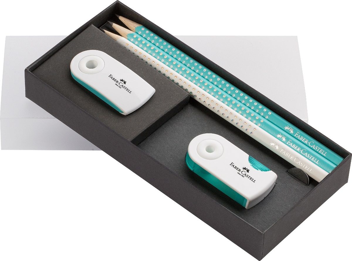 Faber-Castell Набор чернографитовых карандашей Sparkle с точилкой и ластиком цвет корпуса белый бирюзовый 3 шт118281 Faber-Castell Набор чернографитовых карандашей Sparkle с точилкой и ластиком цвет корпуса белый бирюзовый 3 шт118281Набор чернографитовых карандашей Faber-Castell Sparkle с точилкой и ластиком - незаменимый атрибут современного делового человека дома и в офисе.Карандаш имеет уникальный дизайн с эффектом жемчужин. Эргономичная трехгранная область захвата с массажной поверхностью Grip. Твердость грифеля B для удобного письма.Порадуйте друзей и знакомых, оказав им столь стильный знак внимания.