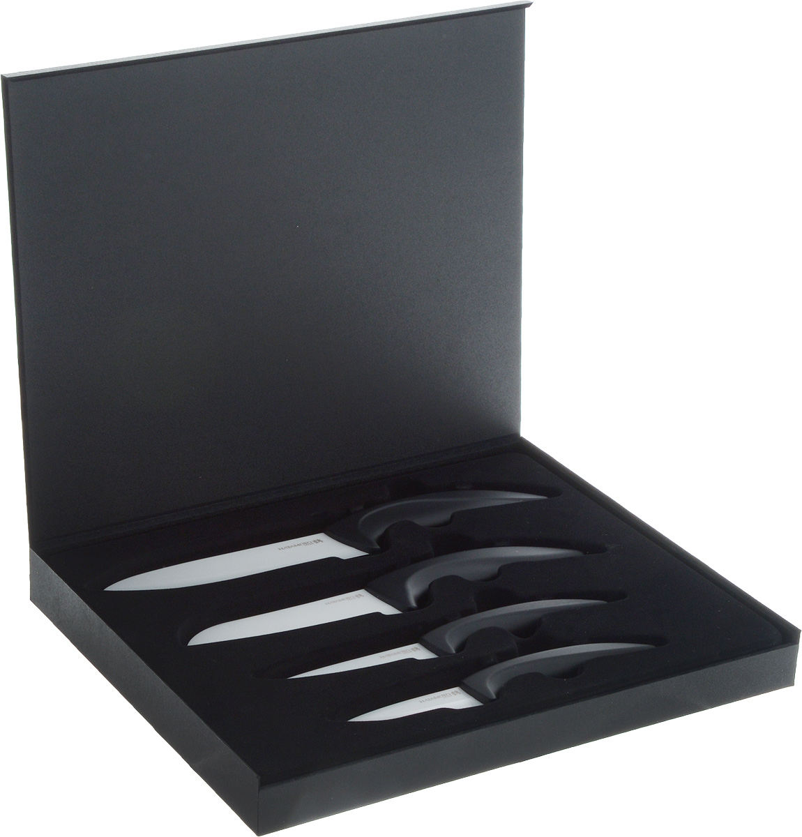 Набор "Hatamoto" состоит из четырех ножей, изготовленных из керамики. В набор входят: нож-шеф, два универсальных ножа и нож Сантоку.  Рукоятки ножей прорезинены и имеют элегантный, современный вид, который подойдет к интерьеру любой кухни. Такой набор ножей займет  достойное место среди аксессуаров на вашей кухне.  Ножи хранятся в стильном деревянном футляре черного цвета.    Основные характеристики ножей "Hatamoto": - при правильном использование не нуждается в заточке, - не царапается в процессе резки, - не боится моющих средств, - весит меньше металлических ножей, - не окисляется, - на ноже не остается грязных пятен, - не ржавеет.   Дополнительные преимущества керамических ножей "Hatamoto":   - колоссальная острота и износостойкость режущей кромки, в духе и лучших традициях японских мастеров, - не требуют заточки в течение 4-5 лет, потому что циркониевая керамика уступает по твердости только алмазу, - не оставляют послевкусия, потому что не вступают в реакцию ни с какими продуктами, - не подвергаются ржавлению и не имеют трудноудаляемых грязных пятен, - рукоять из пластика, покрытого термостойким каучуком, предотвращает выскальзывание ножа, - рекомендованы для приготовления пищи маленьким детям, беременным женщинам, аллергикам, а также в дошкольных и лечебно- профилактических учреждениях.     Длина лезвия ножа-шеф: 15 см.  Длина общая ножа-шеф: 27 см.  Длина лезвия малого универсального ножа: 7 см. Длина общая малого универсального ножа: 17,5 см.  Длина лезвия большого универсального ножа: 10 см.  Длина общая большого универсального ножа: 19,5 см. Длина лезвия ножа Сантоку: 12 см.  Длина общая ножа Сантоку: 23,5 см.  Размер футляра: 30,5 х 24,5 х 3 см.