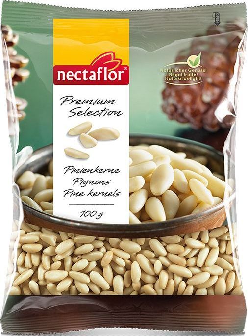 Nectaflor орех кедровый очищенный, 100 г765012 Nectaflor орех кедровый очищенный, 100 г765012Кедровые орехи отлично подходят для тех, кто придерживается низкохолестериновой диеты из-за высокого содержания ненасыщенных жирных кислот. Богаты энергией, а также такими компонентами, как растительный белок и витамины. Кедровые орехи используются в средиземноморской кухне как в сыром, так и в обжаренном виде для добавления в салаты, овощи и соус песто. Также подходят для выпечки, фруктовых салатов и десертов.