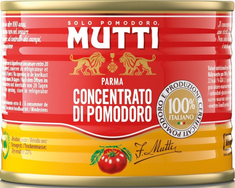 Mutti Томатная паста, 210 г2871 Mutti Томатная паста, 210 г2871Томатная паста с массовой долей сухих веществ 28%. Малый процент содержания воды, итальянские помидоры, никаких красителей и консервантов.Великолепна для приготовления соусов и заправок. История компании Мутти началась в 1899 году, в регионе Эмилия Романья, которая с давних времен славится своей изысканной кухней.Компания Мутти – производитель, прошедший путь от небольшой сельскохозяйственной фабрики до крупного производителя с мировым именем благодаря высшему качеству продукции и любви к своему делу.Превознести томат до самых его вершин… - в этой фразе раскрывается суть компании Мутти, поэтому сегодня, также как и в прошлом, с той же страстью и вниманием семья Мутти производит высококачественную продукцию, разрабатывая новые рецепты и совершенствуя вкус томатов. Семьей Мутти придумана томатная паста в тюбиках, томатный уксус, первыми были выпущены на рынок резанные кубиками томаты (polpa), секрет производства которых держится в строжайшей тайне.Компания Мутти стала первой среди производителей выпускать всю продукцию под знаком интегрированная и сертифицированная продукция.Pomodorino dOro - приз за лучший урожай. Ежегодно 200 крестьян соревнуются в качестве помидоров.