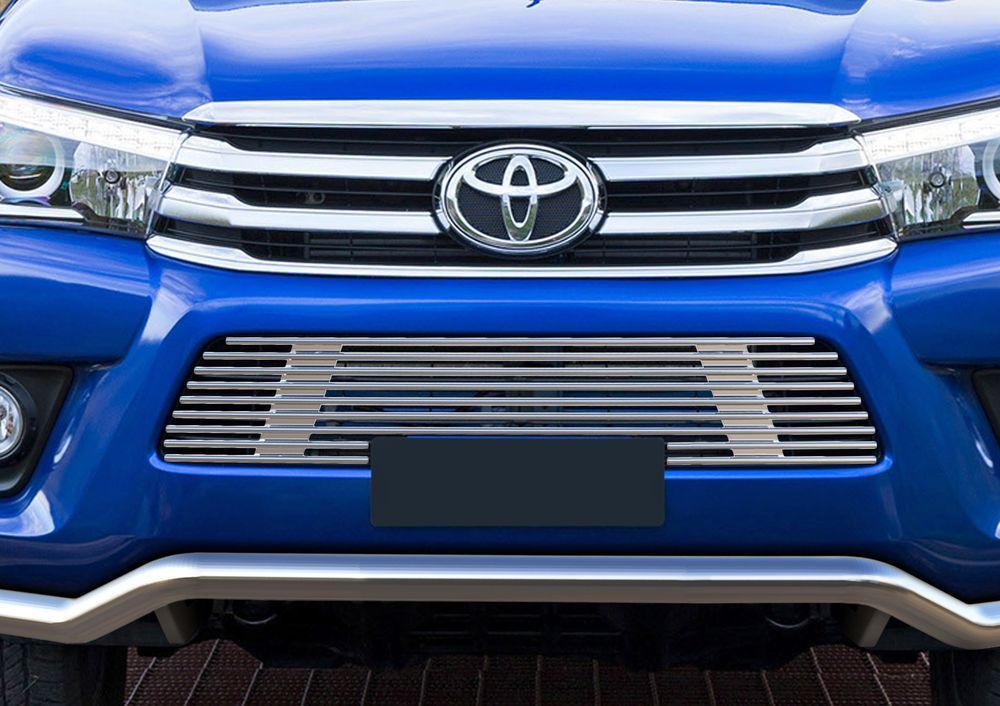 Решетка бампера Rival для Toyota Hilux 2015-G.5701.001 Решетка бампера Rival для Toyota Hilux 2015-G.5701.001Стильная решетка бампера Rival придает Вашему автомобилю индивидуальность и выделяет его в насыщенном городском потоке, защищает радиатор от повреждений.- Произведена из высококачественной нержавеющей стали (марка AISI 304, толщина стенки 1,5 мм, диаметр трубочек 10 мм) обеспечивает долговечную эксплуатацию. - Гарантия на сквозную коррозию и на целостность сварных швов - 5 лет.- Использование электроплазменной полировки позволяет добиться качественной равномерной зеркальной поверхности.- Простая установка в штатные места крепления не требует сверления и дополнительной доработки автомобиля. Установка занимает не более 15 минут.- Продукт сертифицирован, нет проблем с постановкой на учет.- Производство на высокоточном оборудовании позволяет изготовить индивидуальный продукт с высокой точностью повторения геометрии автомобиля.- В комплекте крепеж и инструкция по установке.Совместимость с дополнительным оборудованием и аксессуарами Rival и с большинством оригинальных аксессуаров.