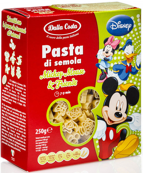 Dalla Costa Микки Маус паста фигурная, 250 г4228 Dalla Costa Микки Маус паста фигурная, 250 г4228Макаронные изделия фигурные без добавления яиц Disney Микки Маус - итальянская паста в форме головы Микки Мауса родом из Кампании (Campania) и Лигурии (Liguria). Макаронные изделия Микки Маус изготовлены из пшеницы твердых сортов и ключевой воды. Великолепны с оригинальными соусами в сочетании с оливками, с артишоками и каперсами, а также в качестве ингредиента для приготовления теплых салатов. Рекомендуются для приготовления гарниров, запеканок, салатов и супов. Порадуйте малышей изысканным, вкусным и полезным блюдом, заправив пасту грибным соусом или детским соусом Бешамель.Варить в кипящей воде 7-9 минут. Семья Далла Коста бережно хранит традиции производства итальянской пасты, эдакий любовный союз, который призван удовлетворять вкусам ценителей в разных уголках света. Для того чтобы расширить ассортимент и донести ценность превосходного продукта до потребителя, Dalla Costa запустила линии трехцветной и ароматизированной пасты, в секторе производства которых компания является лидером на сегодняшний день. Постоянное стремление к более высокому качеству находит отражение в новых вкусах, богатом ассортименте, разнообразии форматов и создании новых продуктов. Компания стремится к лидерству на национальном и международном уровнях в секторе производства особой, ароматизированной и трехцветной пасты, продолжая отличаться высоким качеством продукции, широтой ее гаммы и гибкостью в возможности отвечать требованиям различных рынков.