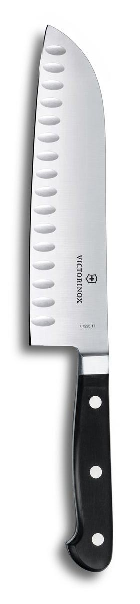 Нож сантоку Victorinox SwissClassic, кованый, длина лезвия 17 см7.7223.17 Нож сантоку Victorinox SwissClassic, кованый, длина лезвия 17 см7.7223.17Нож Victorinox SwissClassic изготовлен из стали и предназначен для нарезки рыбы, мяса и других жилистых продуктов, также идеально годится для измельчения овощей и фруктов на рагу, суп, салат или другие закуски. Двустороннее зубчатое лезвие предотвращает от прилипания пищи и облегчает резку.