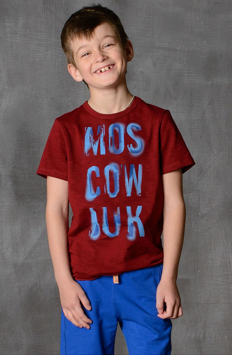Футболка для мальчика Modniy Juk, цвет: бордовый. 01B00110100. Размер 146/15201B00110100/MOSCOW_JUK/ Футболка для мальчика Modniy Juk, цвет: бордовый. 01B00110100. Размер 146/15201B00110100/MOSCOW_JUK/Стильная футболка для мальчика Modniy Juk изготовлена из высококачественного легкого хлопка, она приятна на ощупь, не раздражает нежную и чувствительную кожу ребенка, позволяя ей дышать. Модель имеет полуприлегающий силуэт, круглый вырез горловины не стесняет движения. Изделие дополнено ярким принтом в стиле Modniy Juk.