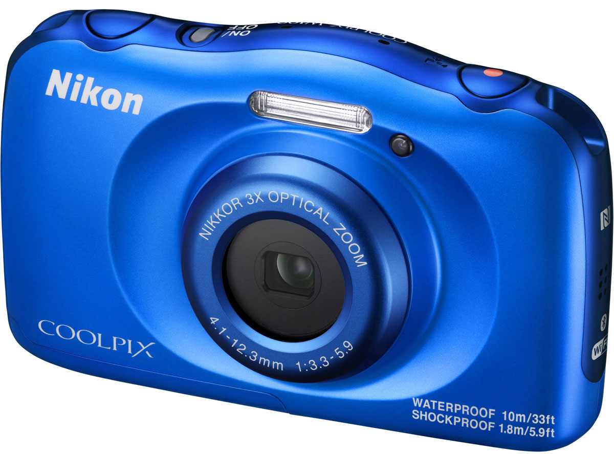 Nikon Coolpix W100, Blue цифровая фотокамераVQA011K001 Nikon Coolpix W100, Blue цифровая фотокамераVQA011K001Мгновенно делитесь впечатлениями от отпуска с помощью водонепроницаемой фотокамеры Nikon Coolpix W100.Ее можно использовать под водой на глубине до 10 м; кроме того, она является ударопрочной при падении с высоты до 1.8 м, морозостойкой до температуры -10 °C и пыленепроницаемой, так что с честью выдержит любые испытания.Снимайте высококачественные фотографии и видеоролики в формате Full HD со стереозвуком, а приложение SnapBridge автоматически передаст изображения на интеллектуальное устройство для удобного хранения и оперативной публикации в социальных сетях. Специальные кнопки, предназначенные для выполнения операций одним нажатием, и удобный интерфейс существенно упрощают управление. Предусмотрено даже специальное детское меню.Благодаря SnapBridge ваши высококачественные изображения смогут за считанные секунды произвести фурор в социальных сетях. В этом приложении используется технология Bluetooth Low Energy (BLE) для поддержания постоянной связи малой мощности между фотокамерой и максимум пятью интеллектуальными устройствами. Фотографии можно автоматически передавать на телефон или планшет по мере съемки. Просто возьмите в руки свое интеллектуальное устройство, и ваши фотографии уже будут на нем: размер изображений, синхронизированных во время съемки, автоматически изменяется, поэтому их можно легко просматривать или редактировать в привычном приложении, а также быстро публиковать в социальных сетях. Если вы не хотите автоматически синхронизировать все снимки, удобные средства управления позволят вам синхронизировать лишь некоторые из них, передавать изображения с большим разрешением и синхронизировать видеоролики.Снимайте великолепные видеоролики в кругу друзей и семьи одним касанием кнопки. Просто нажмите специальную кнопку видеосъемки и начните запись видео в формате Full HD 1080p со стереозвуком. Вы будете готовы в любой момент начать видеосъемку неповторимых динамичных событий, а плавность видеороликов обеспечит система электронного VR (подавления вибраций). Вы можете поэкспериментировать с эффектом диорамы, чтобы придать видеороликам вид сценок в миниатюре, а также воспроизвести видео на экране телевизора HDTV, подключив к нему фотокамеру с помощью дополнительного кабеля HDMI. Сохраните незабываемые торжественные моменты и интересные сюжеты из путешествий на высококачественных видеороликах, которые идеально подойдут для публикаций в социальных сетях.Забудьте о зернистых снимках и упущенных моментах: теперь вы можете фотографировать с помощью исключительно резкого объектива NIKKOR и КМОП-матрицы с разрешением 13,2 млн пикселей. Трехкратный оптический зум NIKKOR может быть расширен до 6-кратного с помощью функции Dynamic Fine Zoom, что позволяет сократить расстояние между вами и объектом, чтобы запечатлеть самые важные моменты, а также поймать интересные выражения лиц. Гарантированно высокое качество изображений позволяет снимать фотографии и видеоролики, которыми приятно поделиться.Фотокамера Coolpix W100 чрезвычайно проста в эксплуатации - ведь при съемке динамичного сюжета вам меньше всего хотелось бы думать о кнопках и меню. Четыре специальные кнопки обеспечивают прямой доступ к меню, а с помощью простого и понятного интерфейса можно без труда найти нужную функцию. Благодаря большим и удобным кнопкам этой фотокамерой могут без труда снимать фотографы любого возраста, в том числе и самые маленькие. Выберите Простой авто режим, и фотокамера оптимизирует все параметры, обеспечивая высокое качество каждого снимка. Большой ЖК-монитор TFT с диагональю 6,7 см и разрешением 230 тыс. точек облегчает компоновку кадров, а его антибликовое покрытие и возможность регулировки яркости гарантируют превосходную видимость даже при слабом освещении или при ярком солнечном свете. Зарядка фотокамеры через разъем Micro USB выполняется очень быстро, поэтому вы всегда будете готовы запечатлеть самый удачный момент.Фотокамерой Coolpix W100 могут с легкостью снимать даже самые юные фотографы: меню дополнительных функций позволяет выбрать меню для взрослых или для детей. В меню для детей красочные экраны приветствия меняются в соответствии с временем съемки - дневным или ночным. Также на экране появляются анимированные персонажи, благодаря которым съемка становится еще увлекательнее, а еще дети могут поиграть, применяя к изображениям эффекты рисунка в стиле мультфильмов или добавляя забавные штампы, например в виде сердечек или звездочек. Эта фотокамера выпускается в разнообразных ярких цветах на любой вкус.В фотокамере предусмотрен целый ряд оригинальных эффектов, которые придадут вашим фотографиям неповторимый вид: от Выделения цветов (добавление цветового акцента к черно-белому изображению) до эффектов Рыбий глаз и Игрушечная камера. Глянцевое ретуширование позволяет обработать портрет с помощью таких инструментов, как Тушь для ресниц, Осветлить зубы или Губная помада. Можно даже добавлять к снимкам эффектные огненные хвосты с помощью функции Мультиэкспозиция с осветлением или создать показ слайдов со звуком непосредственно в фотокамере. У вас больше никогда не будет неудачных фотографий!Система Интеллектуальный портрет позволяет с легкостью создавать безупречные портреты членов семьи и друзей. Она активирует такие функции, как АФ с приоритетом лица, которая автоматически распознает область лица человека и фокусируется на ней. Она автоматически удерживает фокус на лице даже в случае перемещения объекта или изменения композиции снимка. В режиме Улыбка спуск затвора выполняется, когда фотокамера определит, что человек в кадре улыбнулся, а функция Предупреждение о закрытии глаз немедленно и извещает фотографа о том, что объект моргнул во время съемки, что позволяет сразу переснять кадр. Благодаря функции кадрирования лица под водой, которая позволяет автоматически фотографировать при распознавании лиц людей в море или бассейне, можно снимать, не заходя в воду.Встроенная система АФ с обнаружением объекта (в режиме Авто№) обеспечивает четкую фокусировку при съемке каждого изображения. Она точно определяет главный объект в кадре, поэтому для автоматической фокусировки требуется только скомпоновать изображение. Зона фокусировки будет показана на мониторе перед спуском затвора, указывая на точное местоположение основного фокуса изображения. В случае съемки людей лица имеют приоритет при фокусировке.