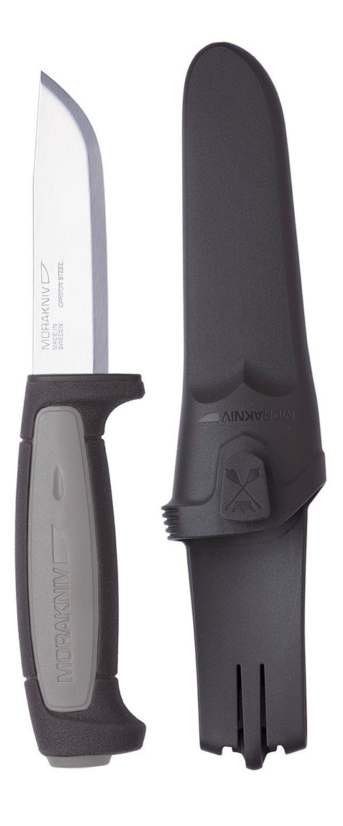 Нож туристический Morakniv Robust, цвет: черный, серый, длина лезвия 9,1 см12249 Нож туристический Morakniv Robust, цвет: черный, серый, длина лезвия 9,1 см12249Модель Morakniv Robust ориентирована на охотников и туристов. Это прочный нескладной нож из шведской углеродистой стали. Он в состоянии справиться с серьезными задачами и повседневной работой. Продается эта модель ножа вместе с практичными ножнами из пластика.В соответствии со своим названием, Morakniv Robust - крепкий и надежный нож. Клинок этой модели сделан из углеродистой стали. Этот сплав тверже нержавейки (около 59-60 единиц), а потому нож дольше не нуждается в повторной заточке. При этом, лезвие заточено ровно и гладко, что является универсальным вариантом заточки. Угол сведения составляет 25°. Длина клинка равна 9,1 см, толщина ножевой пластины - 0,32 см. Поверхность ножа гладко отполирована.Рукоятку производители изготовили из крепкого пластика. Она имеет удобную форму и длину, чтобы нож хорошо ложился в ладонь и пользователь не уставал во время работы с ним. К тому же, пластик не поддается ни одному из основных типов коррозии и хорошо себя зарекомендовал как в зимних, так и в летних условиях.Morakniv Robust - нескладной нож с жестко зафиксированным клинком. Поэтому во время транспортировки и хранения, он нуждается в дополнительной защите лезвия. Для этих целей в комплект включены пластиковые ножны, которые полностью закрывают режущую кромку. Они также могут прикрепляться на поясной ремень, чтобы нож оставался максимально доступным для использования в любое время.Общая длина ножа: 20,6 см.