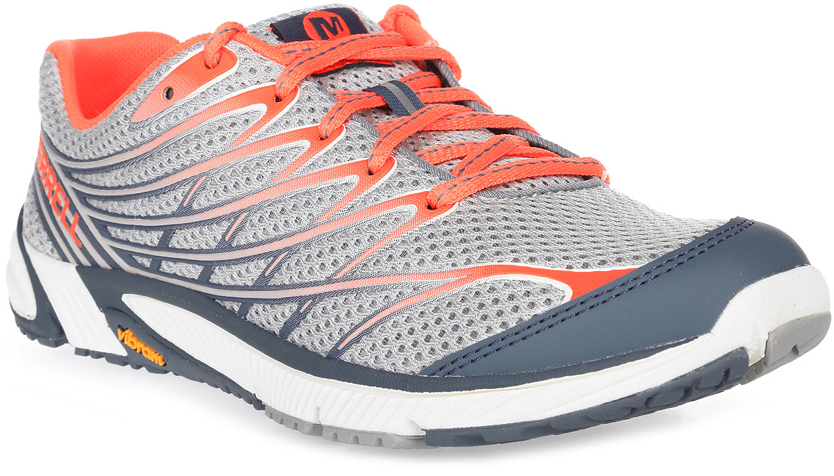 Кроссовки для бега женские Merrell Bare Access 4, цвет: серый, коралловый. 37756. Размер 6H (37)37756 Кроссовки для бега женские Merrell Bare Access 4, цвет: серый, коралловый. 37756. Размер 6H (37)37756Женские кроссовки от Merrell предназначены для бега по пересеченной местности. Конструкция модели обеспечивает высокую степень защиты стопы от повреждений. Антибактериальная пропитка подкладки и стельки M Select Fresh препятствует появлению специфического запаха. Вставки TrailProtect во фронтальной части промежуточной подошвы смягчают удары. Промежуточная подошва, выполненная из ультралегкого, прочного и упругого EVA, гарантирует усиленную амортизацию, а мягкие вставки в пяточной и фронтальной части поглощают и смягчают ударную нагрузку. Технология подошвы M Select Grip гарантирует долговечность, специальный рисунок протектора обеспечивает отличное сцепление на разных видах поверхности. Самоочищающийся протектор сконструирован таким образом, чтобы в его элементах не застревали мелкие камни, не удерживалась земля.