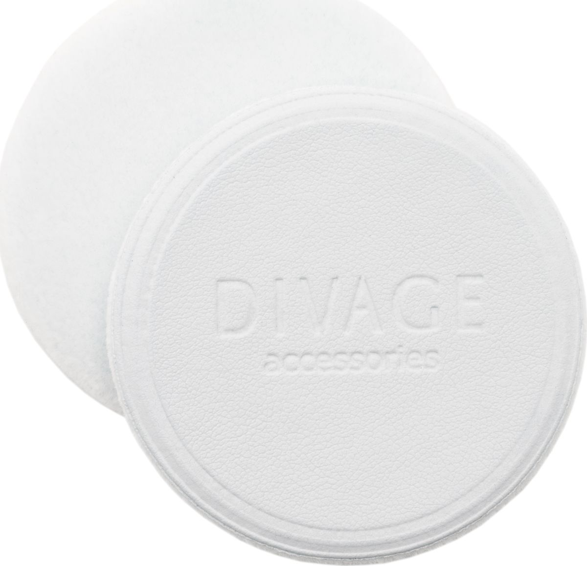 Divage Accessories - Спонж для пудры круглый, белый d60 ммmeizipuff-003 Divage Accessories - Спонж для пудры круглый, белый d60 ммmeizipuff-003Ультра мягкий флоковый спонж для нанесения и смешивания румян, а также для компактной или рассыпчатой пудры изготовлен из высококачественного микроволокна. Превращает процесс нанесения макияжа в удовольствие. Стильный дизайн и противоскользящая лицевая поверхность из искусственной кожи для наибольшего удобства в использовании. Имеет стандартный размер, подходящий для большинства пудрениц. СОВЕТ ОТ DIVAGE: Содержи флоковый спонж в чистоте. После применения тщательно промой теплой водой с мылом, бережно отожми, распрями и просуши для дальнейшего применения.