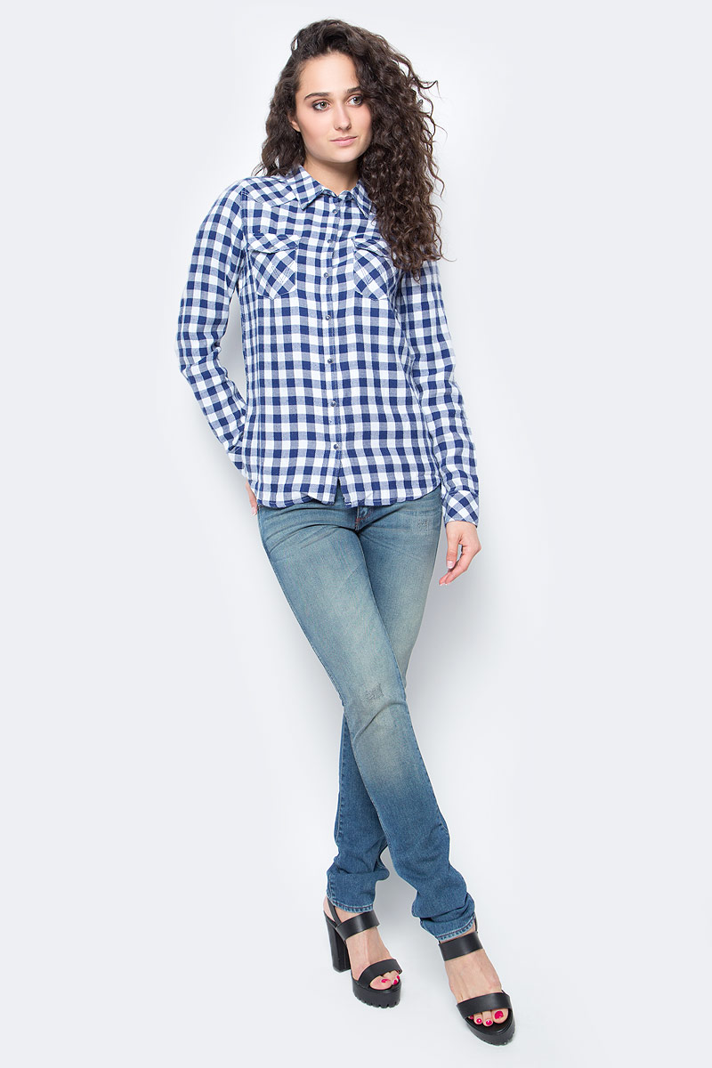 Рубашка женская Wrangler, цвет: синий. W5045CA35. Размер S (44)W5045CA35 Рубашка женская Wrangler, цвет: синий. W5045CA35. Размер S (44)W5045CA35Симпатичная женская рубашка Wrangler изготовлена из высококачественного материала. Модная рубашка с длинными рукавами и отложным воротником, застегивается на кнопки по всей длине и пуговицу на воротничке. Спереди модель дополнена двумя накладными карманами с клапанами на кнопках. Оформлена модель принтом в клетку.
