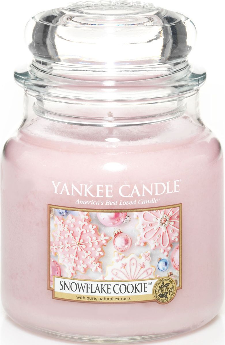 Ароматическая свеча Yankee Candle Печенье с глазурью / Snowflake Cookie, 65-90 ч1275343Е Ароматическая свеча Yankee Candle Печенье с глазурью / Snowflake Cookie, 65-90 ч1275343ЕАроматическая свеча Yankee Candle не только окутает вас волшебным ароматом, но еще и прекрасно впишется в интерьер. Использовать изделие можно как в доме, так и на веранде или в саду. Свеча в стеклянной банке с крышкой выполнена из высокоочищенного парафина с добавлением натуральных эфирных масел. Стекло делает горение свечи безопасным.Описание ароматической композиции: идеально красивое праздничное печенье, восхитительно украшенное сладкой розовой глазурью.Верхняя нота: Мягкий зефир, Взбитая ванильная глазурь.Средняя нота: Теплая корица, Мускатный орех.Базовая нота: Сладкий сливочный крем, Сахар, Печенье.