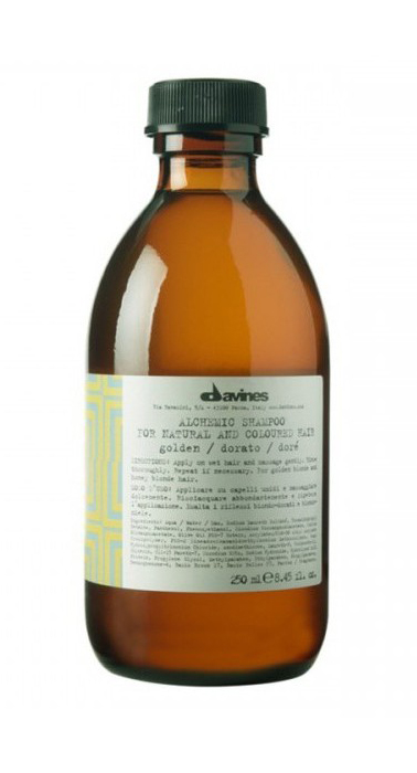 Davines Alchemic Shampoo for natural and coloured hair (golden) Шампунь Алхимик для натуральных и окрашенных волос (золотой), 280 мл67207 Davines Alchemic Shampoo for natural and coloured hair (golden) Шампунь Алхимик для натуральных и окрашенных волос (золотой), 280 мл67207Шампунь разработан специально для светлых волос медовых и золотистых оттенков. За счет содержащихся в его составе ухаживающих компонентов он усиливает блеск и яркость волос, одновременно увлажняя и питая их. Кроме того, в формулу шампуня включены молочные протеины и витамины, которые служат гарантом эластичности и естественной красоты светлых волос. Эффективность средства усиливает золотой кондиционер Алхимик для светлых волос медовых и золотистых оттенков. Объем: 280 мл