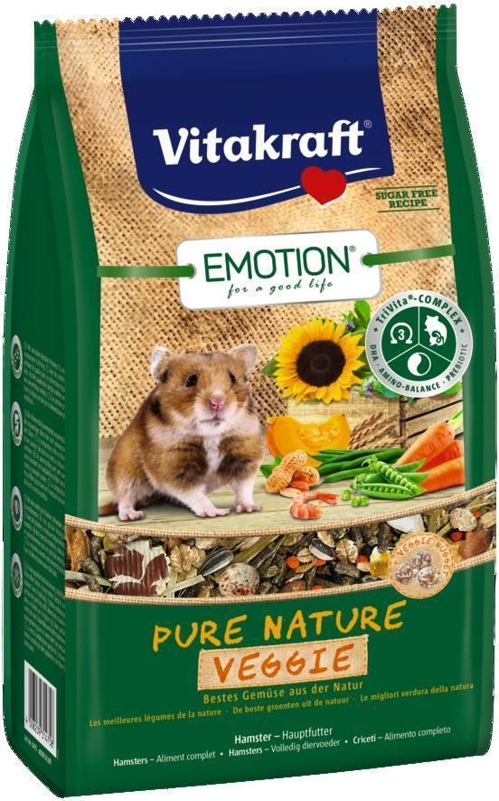 Корм для хомяков Vitakraft Pure Nature Veggie, 600 г33784 Корм для хомяков Vitakraft Pure Nature Veggie, 600 г33784Сбалансированный беззерновой корм, с наггетсами из свежих овощей. Содержит пребиотик инулин, все жизненно важные аминокислоты и докозагексаеновую кислоту, важную для функции сердца, головного мозга и иммунной системы. Состав: злаки 45,3%, продукты растительного происхождения, овощи 13,4%, семена, орехи 5%, инулин 2%, моллюски и ракообразные (креветки 2%), минералы, водоросли, экстракт юкки, масла и жиры. Товар сертифицирован.