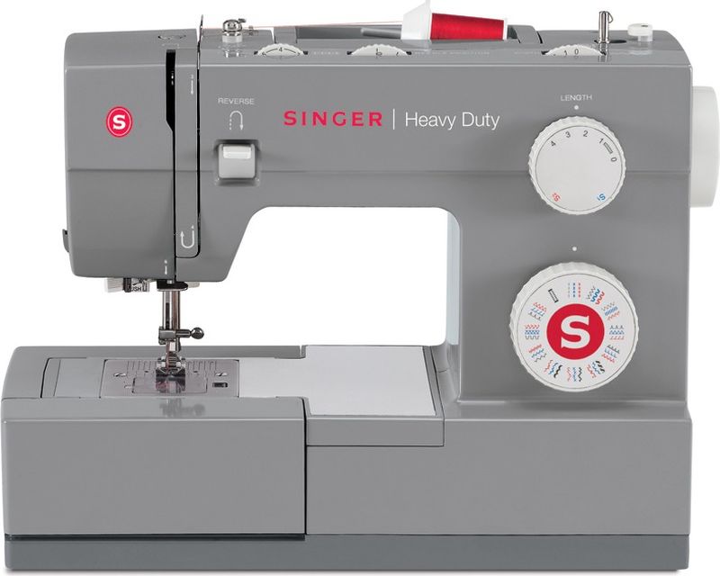 Singer Heavy Duty 4432 швейная машинаHEAVY DUTY 4432 Singer Heavy Duty 4432 швейная машинаHEAVY DUTY 4432Singer Heavy Duty 4432 - электромеханическая швейная машина, которая станет незаменимой помощницей для любой хозяйки. Она шьет быстрее большинства швейных машин. Внутренний каркас швейной машины изготовлен из прочного металла. Эта жесткая станина несет на себе все механизмы, очень хорошо подавляет вибрации при работе и повышает общую прочность машины. Игольная пластина из нержавеющей стали обеспечивает легкое и беспрепятственное скольжение ткани. Шпулька с нитью вставляется горизонтально, а прозрачная крышка позволяет легко контролировать остаток нити. Съемная рукавная платформа обеспечивает удобную обработку манжет, воротников и других трубчатых изделий.32 швейных операции. 6 основных строчек, 7 эластичных (трикотажных), 18 декоративных строчек, 1 автоматическая петля - идеально подойдет для рукоделия, домашнего декора, шитья одежды и многого другого!Автоматический нитевдеватель. После выполнения инструкции по заправке верхней нити, напечатанной прямо на машине, эта функция поможет продеть нить в ушко иглы, не напрягая ваши глаза!Мотор на 60% мощнее, чем двигатель стандартной швейной машины, что позволяет прошивать сверхтяжелые ткани с легкостью.Аксессуары удобно хранятся под рукой в съемном ящичке машины.Рычаг подъема прижимной лапки имеет два положения. Если с усилием поднять рычаг в верхнее положение, будет удобно разместить несколько слоев ткани под лапкой.Положение иглы относительно центра отверстия игольной пластины можно изменить для вшивания молнии, шнура или отстрочки.