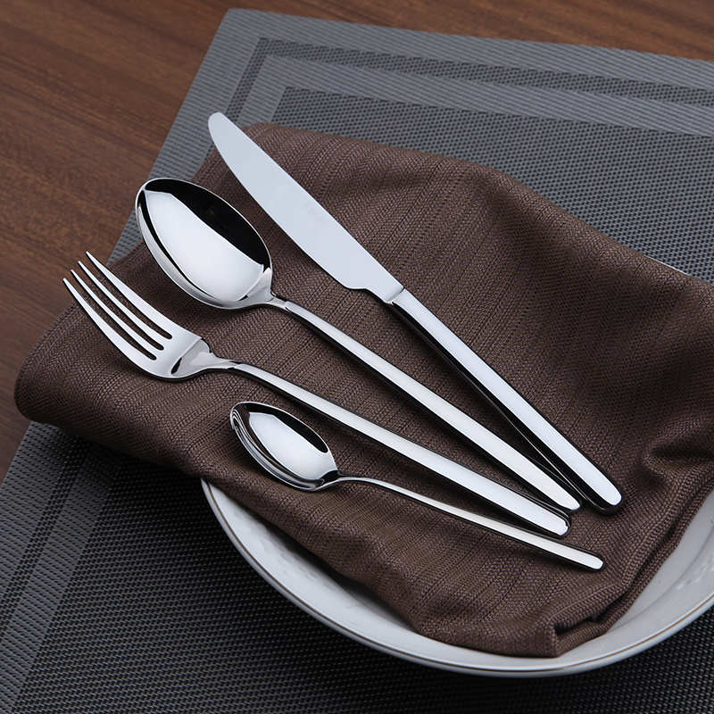 Набор столовых приборов DJ Tableware, 24 предмета. DJ-10226DJ-10226 Набор столовых приборов DJ Tableware, 24 предмета. DJ-10226DJ-10226Набор DJ Tableware, выполненный из высококачественной нержавеющей стали, состоит из 24 предметов: 6 столовых ножей, 6 столовых ложек, 6 столовых вилок и 6 чайных ложек. Он прекрасно подойдет для сервировки стола как дома, так и на даче и всегда будет важной частью трапезы, а также станет замечательным подарком. Длина ножа: 23 см. Длина лезвия ножа: 11 см.Длина столовой ложки: 20,5 см.Размер рабочей части столовой ложки: 6 х 4 см.Длина вилки: 20,5 см. Размер рабочей части вилки: 6 х 2,5 см.Длина чайной ложки: 14,5 см. Размер рабочей части чайной ложки: 4,5 х 3 см.