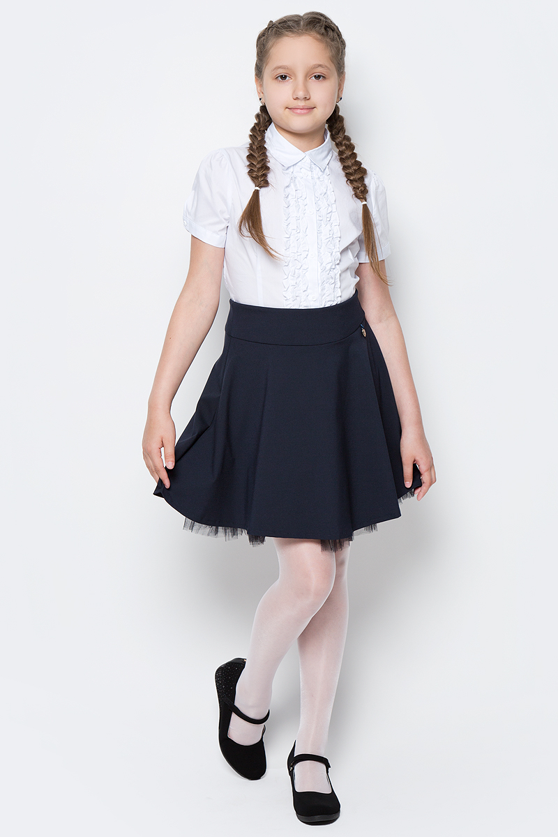 Блузка для девочки Button Blue, цвет: белый. 217BBGS22060200. Размер 122, 7 лет217BBGS22060200 Блузка для девочки Button Blue, цвет: белый. 217BBGS22060200. Размер 122, 7 лет217BBGS22060200Блузки для школы купить не сложно, но выбрать модель, сочетающую прекрасный состав, элегантный дизайн, привлекательную цену, не так уж и легко. Купить красивую школьную блузку для девочки недорого возможно, если это блузка от Button Blue! Не откладывайте покупку! Нарядная школьная блузка с коротким рукавом понадобится 1 сентября как никогда, придав образу торжественность и элегантность. Блузка изготовлена из качественной смесовой ткани. Модель с отложным воротником застегивается на пуговицы.