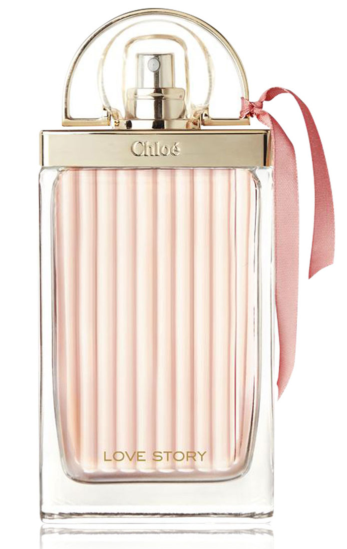 Chloe Love Story Eau Sensuelle Парфюмерная вода женская 75 мл64997119000 Chloe Love Story Eau Sensuelle Парфюмерная вода женская 75 мл64997119000Драгоценные капли редкого сорта лимона Primofiore переплетаются с игристыми каплями юзу и образуют яркое начало аромата. Вторая нота аромата начинается с тонкого оттенка Nashi или Азиатской груши. На смену Азиатской груше приходит нота Цветка страсти, усиленная обволакивающей нотой кедра, амбры и мускуса Флакон аромата выполнен в форме классической иконы модного дома Chloe – замка. Ярко розовая ленточка символизирует молодость, страсть, дерзость, влюбленность.