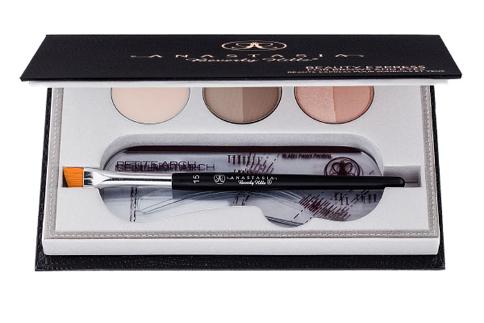 Anastasia Beauty Express набор для глаз и бровей Blonde55011 Anastasia Beauty Express набор для глаз и бровей Blonde55011Anastasia Beverly Hills Beauty Express - Набор для экспресс-коррекции бровейВ компактном наборе вы найдете все, что нужно для ежедневного макияжа бровей: заполните пространство между волосками тенями и зафиксируйте воском, используя трафарет для непревзойденной точности. Для более аккуратного вида нанесите немного пудрового хайлайтера на область под бровью.В наборе:Двойные тениХайлайтерФиксирующий воскТрафаретКистьИнструкция по применению