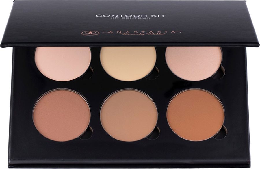 Anastasia Contour Kit палетка для контурирования18459 Anastasia Contour Kit палетка для контурирования18459Профессиональная палитра для контурирования. 6 идеально подобранных оттенков, созданных для визуальной коррекции овала лица, легко смешиваются между собой, предоставляя возможность найти именно свой цвет. Верхний ряд палитры – светлые тона, которые помогут осветлить необходимые участки (спинка носа, ямочка на подбородке, область под бровью), в нижнем же находятся кофейные, благодаря которым можно создать идеально прорисованные скулы и сделать лицо визуально стройнее. Благодаря сухой текстуре оттенки легче растушевываются, тем самым давая возможность создать идеальный овал лица с мягким градиентом даже в домашних условиях и без специальных знаний в области макияжа.