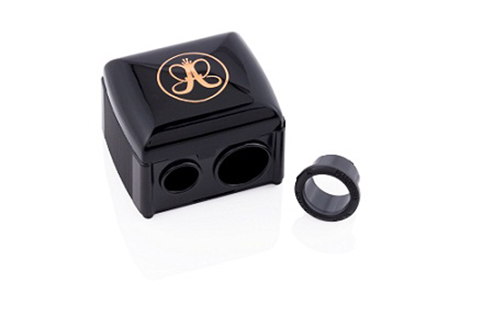 Anastasia Sharpener точилка для карандашей03101 Anastasia Sharpener точилка для карандашей03101Anastasia Beverly Hills Sharpener - Точилка для карандашейПредназначенная для затачивания карандашей малого и среднего диаметров, она имеет отсек для хранения стружек, что позволяет пользоваться ею даже на рабочем месте.