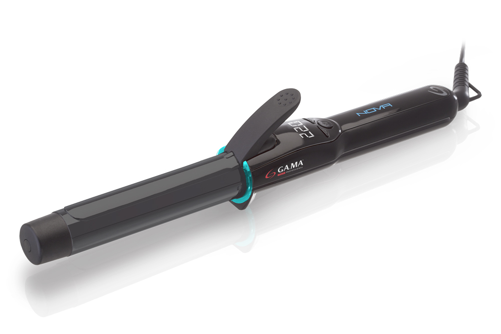 GA.MA NOVA 33, Black щипцы для завивки волосF21.33NOVA GA.MA NOVA 33, Black щипцы для завивки волосF21.33NOVAДиаметр - 33 мм; Длина - 31 см Регулируемая температура - 150 -220 С; Покрытие рабочей поверхности - Турмалин; Цифровой дисплей; Вращающийся шнур -360 Ручка с пружинным захватом Противоожоговый наконечник Автоотключение - после 60 мин. работы Мощность -35 мм. Регулируемая температура - Выберите свой уровень нагрева; Турмалиновое покрытие - здоровые защищенные волосы; Цифровой дисплей - температура всегда под контролем; Вращающийся шнур 360 - комфортное использование; Противоожоговый наконечник - Безопасное использование; Автоотключение - 100% безопасность в использовании. С щипцами для завивки Nova Digital Tourmaline диаметра 33 мм. Вы с легкостью создадите укладку крупными локонами.Быстрая и аккуратная укладка возможна благодаря вращающемуся шнуру и противоожоговому наконечнику, а такжерегулируемой температуре от 150° до 220°C для настройки прибора по типу Ваших волос. Турмалиновое покрытие защищаетВаши волосы, делая их сияющими и здоровыми.