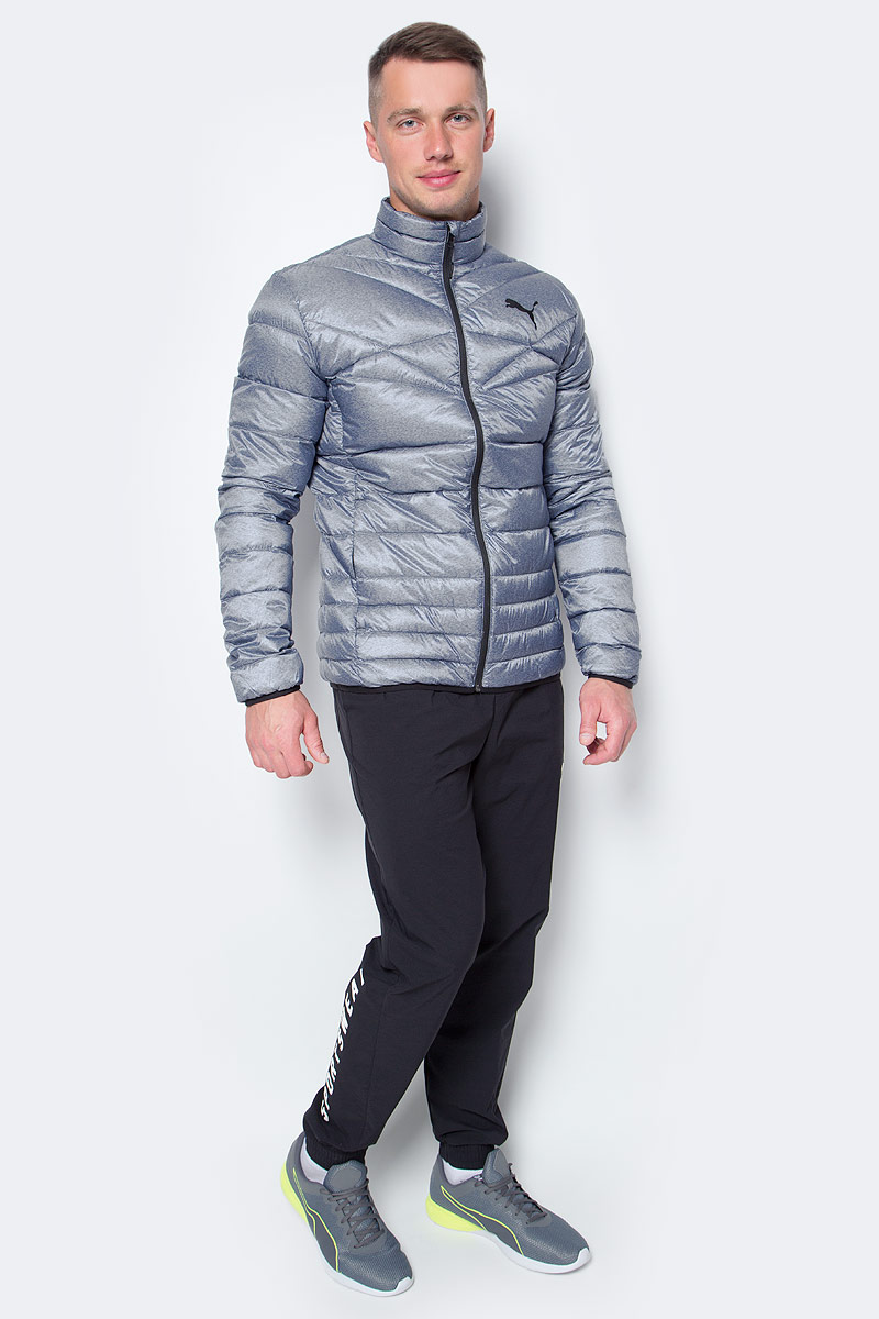 Куртка мужская Puma Active 600 Packlite Down Jacket, цвет: серый. 83864638. Размер M (46/48)838646_38 Куртка мужская Puma Active 600 Packlite Down Jacket, цвет: серый. 83864638. Размер M (46/48)838646_38Куртка Puma Active 600 Packlite Down выполнена из быстросохнущего нейлона, утеплитель из пуха и пера. Модель украшена графическим набивным рисунком, нанесенным методом сублимационной печати (в цветовых вариантах 40, 41), логотипом PUMA, нанесенным методом глянцевой печати, а также силиконовой эмблемой PUMA, Она изготовлена по технологии warmCELL, обеспечивающей отличное сохранение тепла и способствующей естественной терморегуляции. Среди других отличительных особенностей модели - ветрозащитный клапан и наращенный спереди ворот, надежно закрывающий шею и подбородок, язычки застежек-молний из светоотражающего материала, боковые карманы на молнии в швах, подбой манжет и подола эластичным материалом, петля для вешалки, светоотражающая вставка сзади в пройме с обозначением использования материала Keep Heat, висячий ярлык с указанием состава наполнителя (упругость пуха 600, соотношение пух/перо 90/10, что является показателем наполнителя экстра-класса). Фасон в обтяжку по фигуре. Куртка изготовлена из сверхлегкого материала, складывается и убирается в левый боковой карман, который снабжен застежкой-молнией и петлей для переноски.