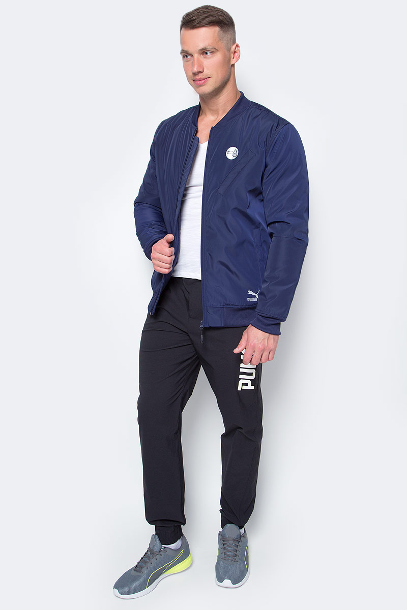 Куртка мужская Puma Evo Core Bomber, цвет: синий. 57162608. Размер S (44/46)571626_08 Куртка мужская Puma Evo Core Bomber, цвет: синий. 57162608. Размер S (44/46)571626_08Куртка создана для повседневной носки, но высокотехнологичные детали, созданные для активного отдыха, добавляют ей спортивного шика. Модель декорирована логотипом Puma из светоотражающего материала и графическим рисунком из светоотражающего материала сзади. Карманы спереди имеют застежки-молнии. Изделие, включая его рукава, посажено на стеганую подкладку. Манжеты, воротник и пояс отделы плосковязаным плотным трикотажем в резинку. Изделие изготовлено из водоотталкивающего материала.