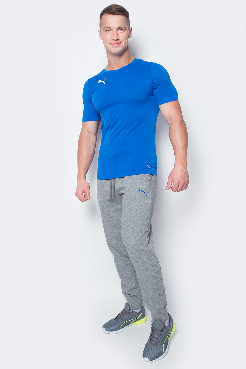 Брюки спортивные мужские Puma Puma Hero Pants Fl Cl, цвет: серый. 83837703. Размер XXL (52/54)838377_03 Брюки спортивные мужские Puma Puma Hero Pants Fl Cl, цвет: серый. 83837703. Размер XXL (52/54)838377_03Спортивные брюки Puma Puma Hero Pants Fl Cl выполнены из плотного трикотажа, мягкая внутренняя отделка. Модель декорирована графическим рисунком, сочетающим печать высокой плотности с прорезиненными элементами и деталями из светоотражающего материала. Она изготовлена из высокофункционального материала dryCELL в варианте dryFLEECE, который отводит влагу, поддерживает тело сухим, сохраняет тепло и гарантирует максимальный комфорт. Среди других отличительных особенностей изделия – эластичная подкладка под пояс с символикой Puma жаккардового переплетения с внутренними затягивающимися шнурами, удобные карманы в швах, манжеты внизу штанин, декоративные лампасы, а также нашитая сверху задняя кокетка для лучшей посадки по фигуре.