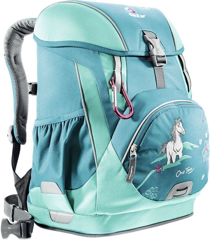 Deuter Ранец школьный OneTwo Лошадка3830116-3037 Deuter Ранец школьный OneTwo Лошадка3830116-3037Эргономичная спинка рюкзака хорошо прилегает и равномерно распределяет вес, позволяя избежать чрезмерной нагрузки на спину.Регулируемый по высоте нагрудный ремень держит лямки на месте, гарантируя оптимальную свободу движений.Лямки специально адаптированы к потребностям детей: длина, ширина и эргономичная S-форма не только идеально прилегают, но и очень комфортны – не давят и не трут . Они следуют за каждым движением, обеспечивая равномерное распределение нагрузки.Надежный и прочный каркас даже при максимальной загрузке рюкзака.Съемный регулируемый набедренный пояс.Плотное днище и усиленная боковая конструкция позволяют школьным рюкзакам Deuter стоять вертикально.Основное отделение со встроенным карманом для папки;Светоотражающие элементы по кругу;Отделение для школьного расписания и линейки;Удобная для детей конструкция верхнего клапана;Фронтальный карман для ключей и различной мелочи;Эластичные боковые карманы с усиленными краями.