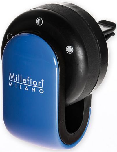 Ароматизатор в авто Millefiori Milano GO Сандал и бергамот, цвет: синий, черный13GO16 Ароматизатор в авто Millefiori Milano GO Сандал и бергамот, цвет: синий, черный13GO16Ароматизатор в авто Millefiori Milano GO наполнит ваш автомобиль неповторимым ароматом. Ароматизатор произведен из натуральных компонентов и является образцом качественного и безопасного продукта. Ароматическая капсула, с возможностью регулировки интенсивности аромата и сменными блоками, легко крепится на панель благодаря функциональным клипсам. Авто ароматизатор прослужит вам около 4-х недель. Каждое путешествие имеет свою атмосферу с Millefiori Go.Описание ароматической композиции: аромат сандалового дерева с нотами цитрусовых и лаванды.Базовые ноты: Лаванда, Грейпфрут, Бергамот, Лимон Сицилии.Средние ноты: Красные фрукты, Мирт, Кориандр, Жасмин.Верхние ноты: Гваяковое дерево, Мисор Сандал, Пачули, Ваниль.Товар сертифицирован.