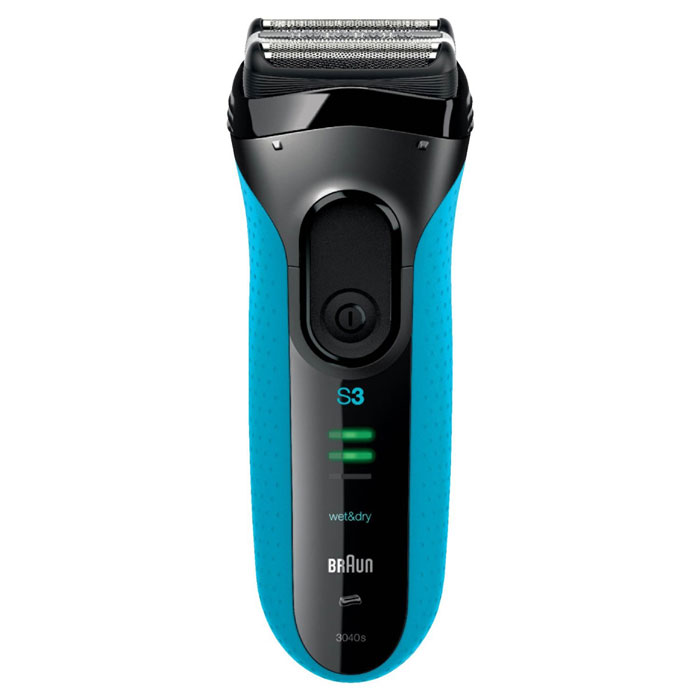 Braun Series 3 3040s, Black Blue электробритва + чехол81577343 Braun Series 3 3040s, Black Blue электробритва + чехол81577343Аккумуляторная сеточная электрическая бритва Braun Series 3 ProSkin предоставляет гладкое бритье, идеальный комфорт для кожи. Быстрее, чем когда-либо. 3 чувствительных к давлению бритвенных элемента адаптируются к каждому контуру лица и специальная технология MicroComb захватывает больше волосков за одно движение. Технология MicroComb. Направляет больше волосков к лезвиям, обеспечивая более быстрое бритье. Включает в себя 2 ряда тонких равномерных лезвий, окружающих независимо двигающийся промежуточный триммер. Эта технология захватывает и срезает большее количество волосков с каждым движением, что обеспечивает более быстрое бритье. Различие с другими бритвами значительное, особенно при испытании бритвы на жесткой 3-дневной щетине.Тройная бритвенная система. Двойные сеточки и встроенный промежуточный триммер делают бритье еще более тщательным. Вместе они эффективно срезают как длинные, так и короткие волосы каждым движением, доказано на 3-х дневной щетине.2 сеточки SensoFoil специально разработаны для эффективного и тщательного бритья для комфорта на коже.Промежуточный триммер легко срезает даже длинные и труднодоступные волоски.Большой точный триммер, выдвигаемый с задней стороны бритвы, идеален для аккуратной корректировки бакенбард и бороды перед бритьем.3 элемента бритвенной системы с независимой подвеской адаптируются к каждому контуру и гарантируют гладкость бритья.Структурированный фирменным точечным узором Braun, зауженный дизайн ручки обеспечивает лучший захват и более безопасное удержание даже в условиях влажности или, когда вы ополаскиваете бритву под проточной водой.Вы можете использовать бритву Series 3 ProSkin с водой, пеной или гелем для лучшего скольжения и гладкости на коже. Кроме того, вы можете бриться в душе.