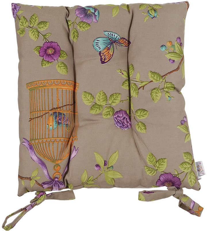 Подушка на стул Apolena Vintage Style, 41 х 41 смP05-8838/31 Подушка на стул Apolena Vintage Style, 41 х 41 смP05-8838/31Подушка на стул является универсальным предметом домашнего интерьера. Используйте ее для удобства и гармоничного оформления кухонной зоны- на обеденных или барных стульях. Для концептуального декора столовой группы постелите скатерть, салфетки и дорожки на стол из одноименной коллекции. Эффектно будет смотреться парное сочетание подушек с принтом и однотонных компаньонов. В других помещениях подушки можно разместить на широком подоконнике, на полу, в игровой зоне или использовать для комфортного отдыха небольших домашних животных. Чехол подушки выполнен из натуральной хлопковой ткани, что обеспечивает высокую экологичность и износостойкость изделия. В качестве наполнителя применяется измельченный пружинистый пенополеуретан. Изначально, подушка выглядит достаточно высокой и пышной. В процессе эксплуатации наполнитель подлежит усадке при сохранении первоначального комфорта сидения за счет memory- эффекта материала. Рекомендуется деликатная стирка.