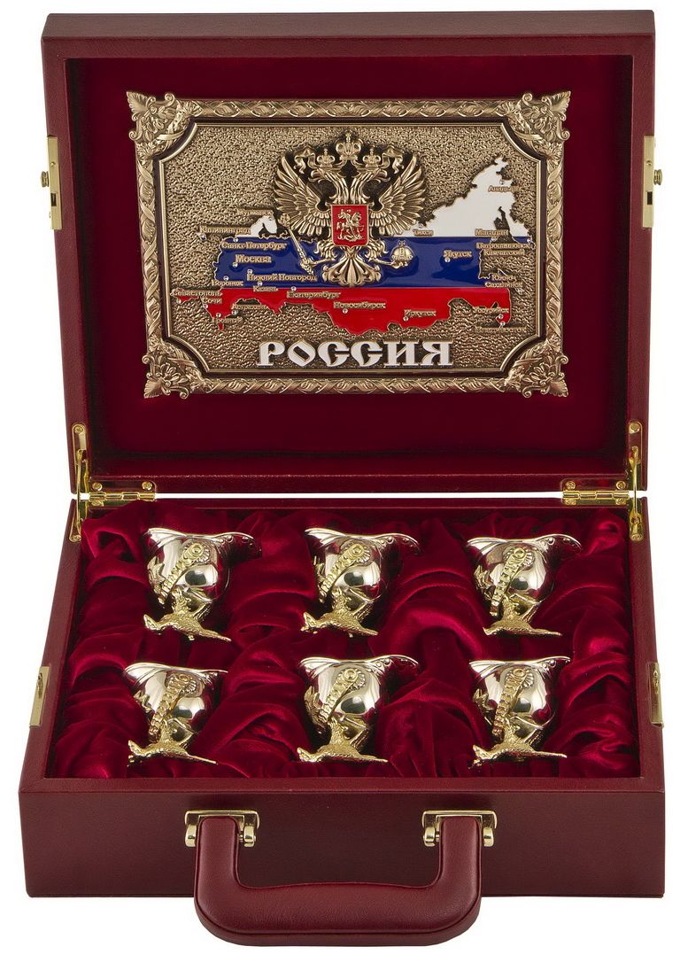 Набор чарок Державный, 7 предметов. Арт-студия Классик. ПНЧД-95ПНЧД-95 Набор чарок Державный, 7 предметов. Арт-студия Классик. ПНЧД-95ПНЧД-95Подарочный набор Державный в кейсе с панно Россия из меди с цветными эмалями и латунным гербом РФ со стразами на крышке.Латунь, мельхиор МНЦ-19, серебрение, золочение. Ручная работа.Кейс дерево, кожа с панно Россия из меди с цветными эмалями и латунным гербом РФ со стразами на крышке.Возрождая лучшие традиции русского подарка, представляем новый проект - чарка-перевертыш Державная, копия работы знаменитого ювелира Карла Фаберже.Чарка представляет собой уменьшенную копию оригинального парадного шлема (каски) офицеров Лейб-гвардии кавалергардского полка образца 1884 года. Колпак каски украшает фигура двуглавого орла, а фасад - Звезда первого российского ордена Святого Андрея Первозванного - высшего ордена, девиз которого “За веру и верность, был учрежден Петром I в 1699 году.Кавалергарды - привилегированный полк русской армии, сформированный в 1724 г., исполнявший обязанности почетной стражи во время коронаций и других торжеств при дворе. В 1800 г. преобразован в Гвардейский кавалергардский полк, участвовавший в войне 1812 г. и других кампаниях, в частности, в Первой мировой войне. Идея выполнить чарку в виде каски кирасира родилась у Карла Фаберже в конце XIX века не случайно. Дело в том, что парадная каска благодаря своей устойчивости использовалась кавалергардами как братина на офицерских банкетах. Чарка получилась настолько удачной, что пользовалась большим успехом у офицеров. Было большой честью получить ее в качестве подарка. Николай II любил дарить своим гвардейцам эти чарки в особо торжественных случаях. Выпускались они в ограниченных тиражах из серебра и золота и до наших дней дошло лишь несколько экземпляров, которые хранятся в Государственном Эрмитаже в Санкт-Петербурге и в Историческом музее в Москве.Чарка Державная- это стильный и патриотичный подарок для всех защитников Отечества различных поколений, родов и войск, силовых структур и ведомств, для тех, чья профессия - Родину защищать.Историческое содержание создает ощущение причастности к чему-то важному, сочетание функциональности, художественного мастерства и коллекционности, делают эти чарки поистине бесценным подарком - символом доброй памяти и дружбы. Такую чарку непременно нужно поднять за новую Россию - богатую, процветающую, известную и уважаемую в мире, за всех защитников и патриотов своей родины, пожелать им долголетия, успехов и процветания, здоровья и удачи, бодрости духа и несгибаемой воли!