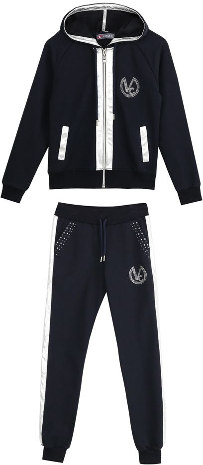 Спортивный костюм для девочки Vitacci, цвет: синий. 2171463-04. Размер 1342171463-04 Спортивный костюм для девочки Vitacci, цвет: синий. 2171463-04. Размер 1342171463-04Спортивный костюм для девочки от Vitacci выполнен из хлопка с добавлением лайкры. Костюм включает куртку и брюки. Куртка имеет длинные рукава реглан, капюшон со шнурком для регулировки объема и два втачных кармана. Куртка застегивается на молнию. Брюки имеют стандартную посадку, два втачных кармана. Пояс на резинке оснащен шнурком для комфортной посадки. Манжеты рукавов, низ куртки и брючины отделаны эластичной резинкой. Костюм дополнен декоративными элементами из экокожи и стразами.